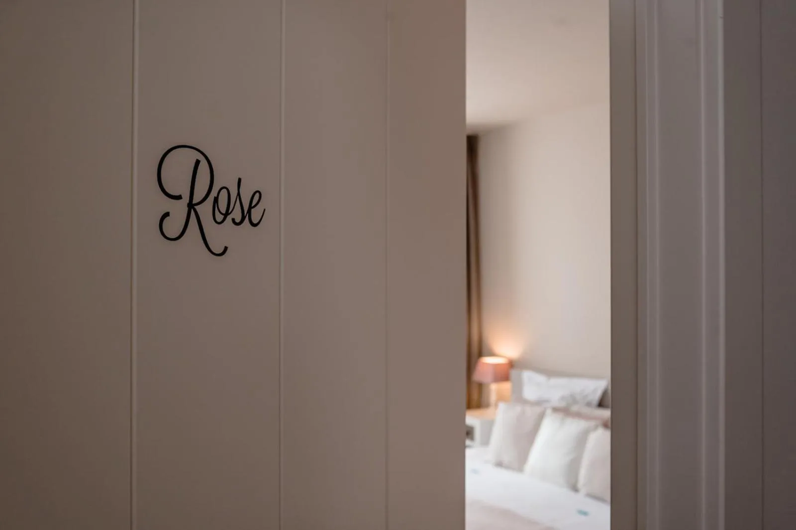 Photo of the whole room, Bed in Jeanne