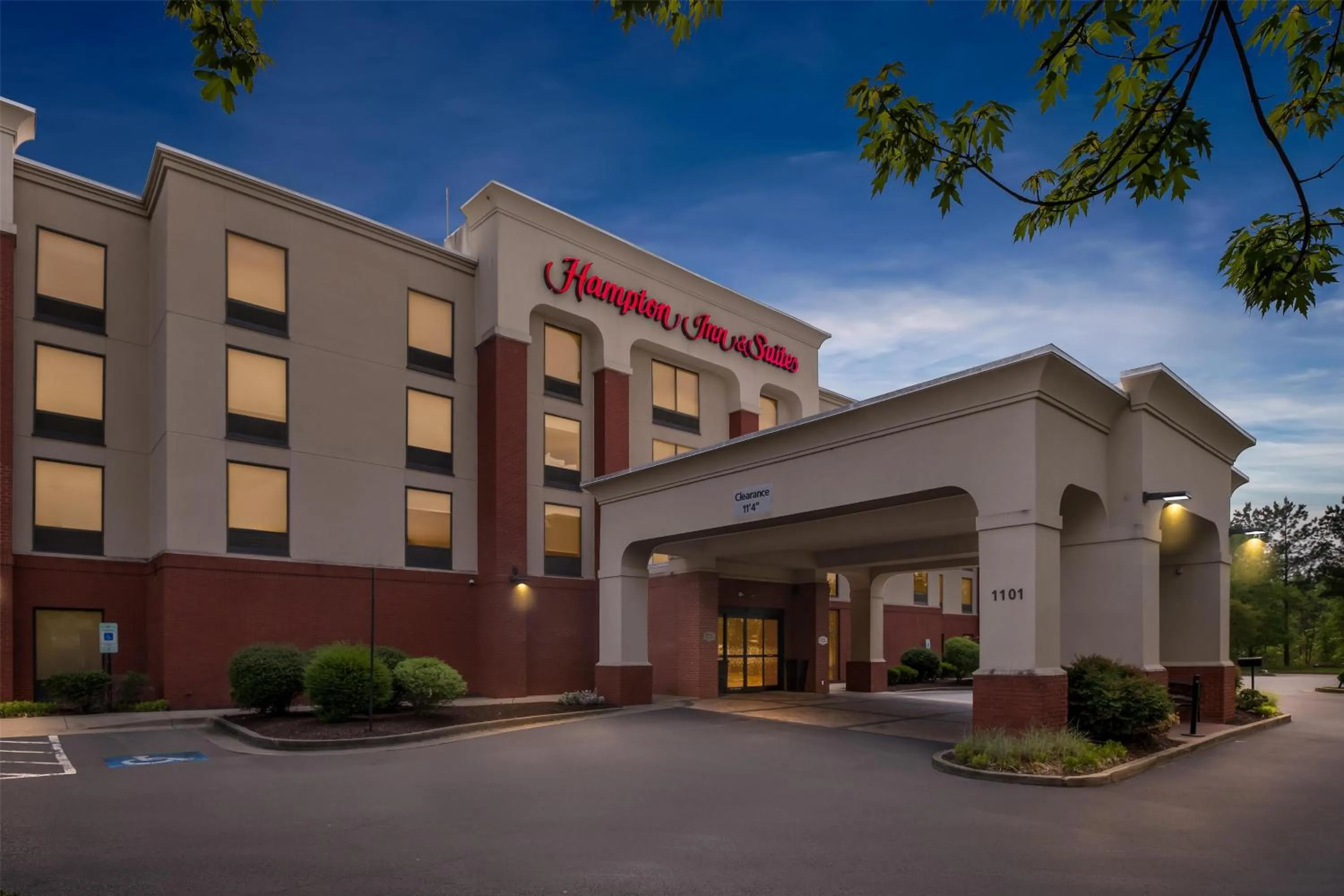 Property building in Hampton Inn & Suites Richmond/Virginia Center