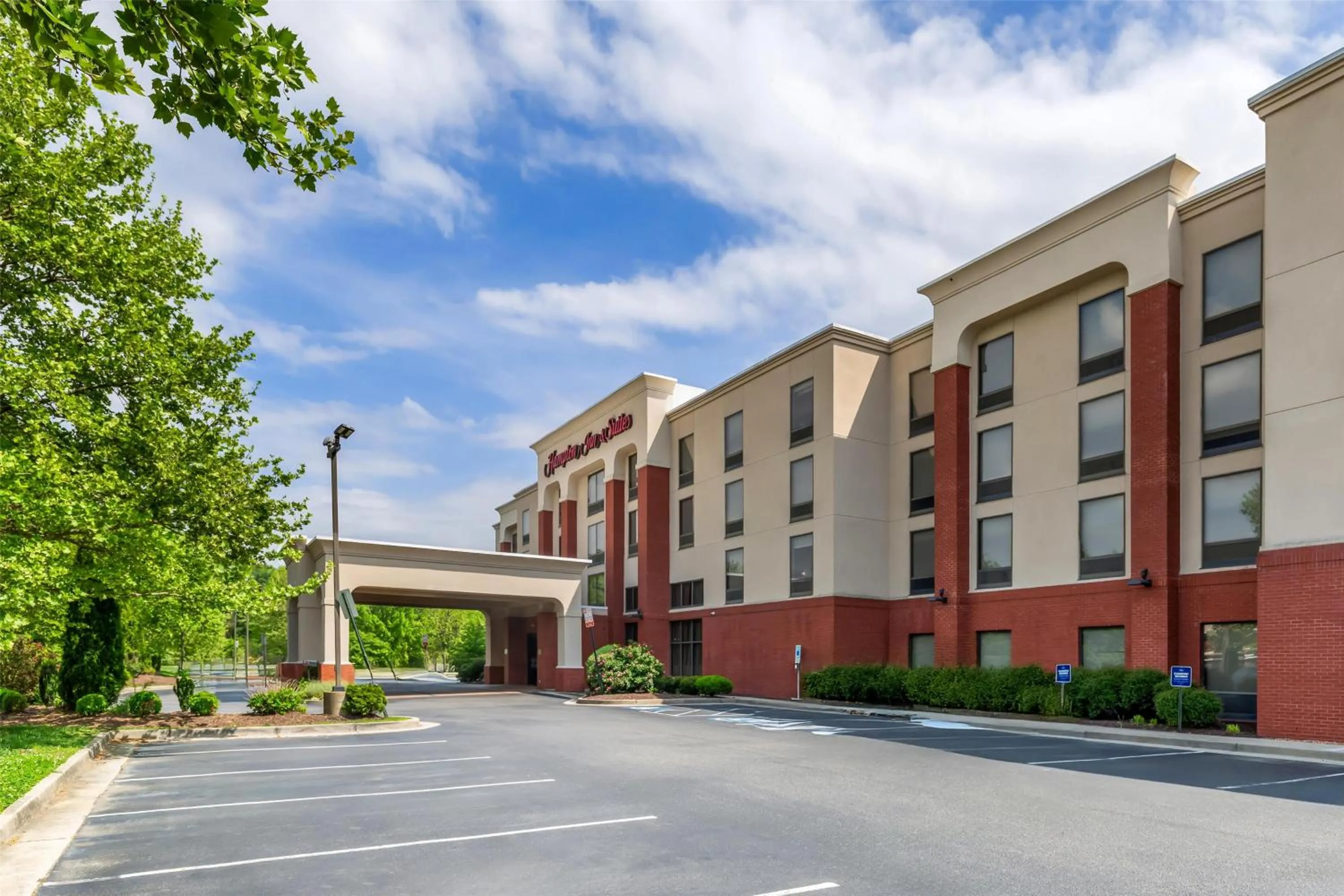 Property building in Hampton Inn & Suites Richmond/Virginia Center