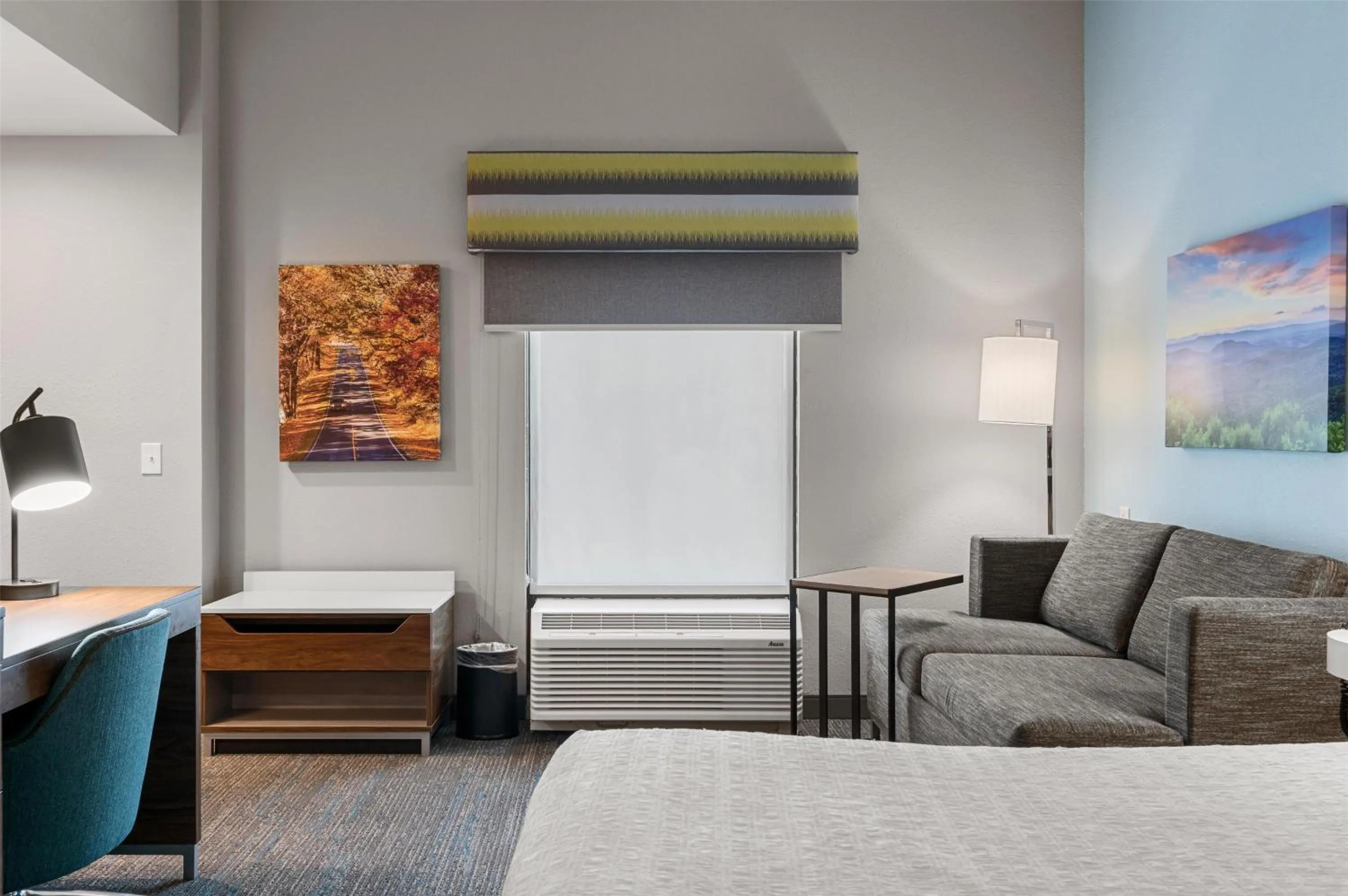 Living room, Bed in Hampton Inn Front Royal