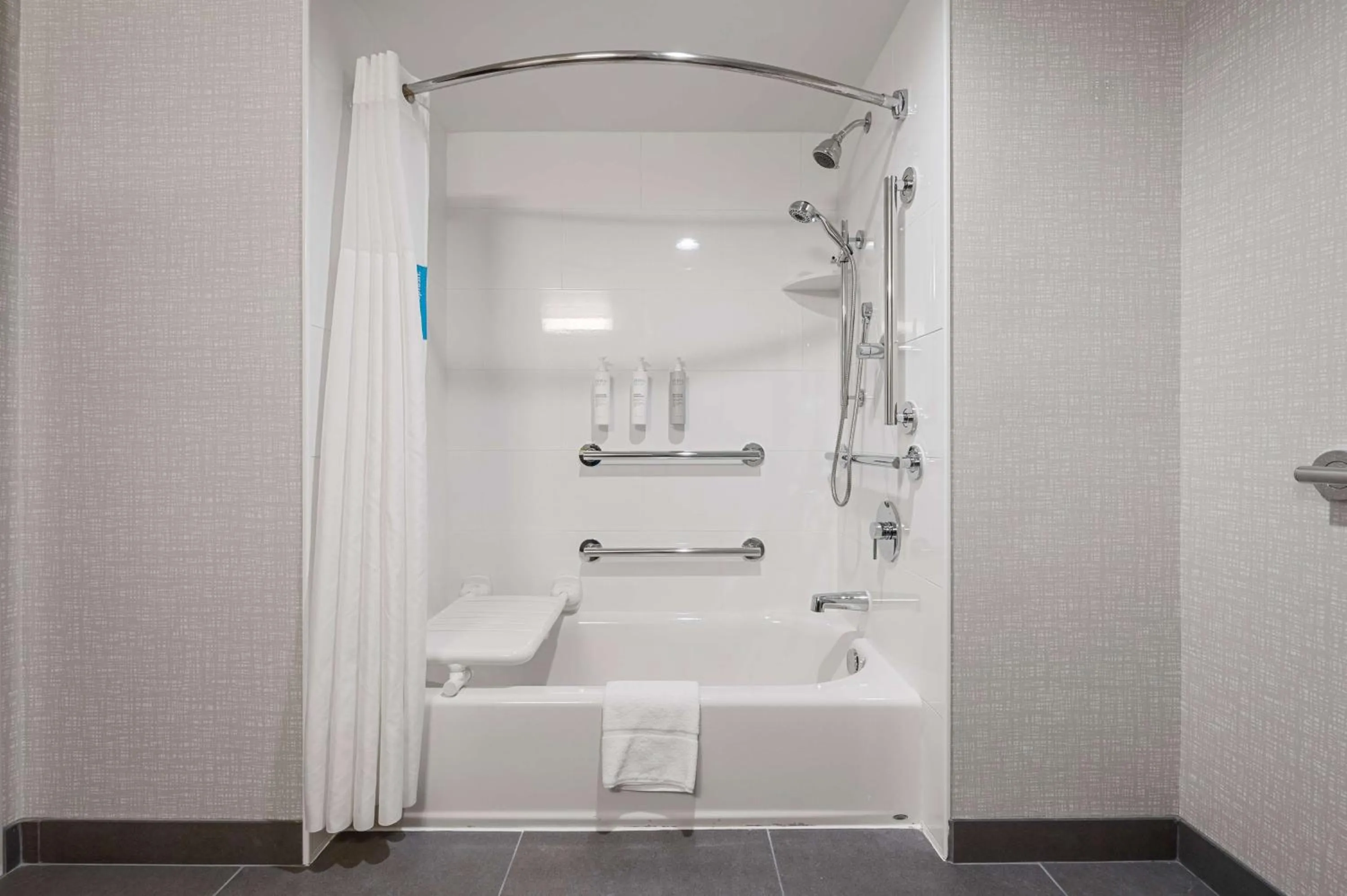 Bathroom in Hampton Inn Front Royal