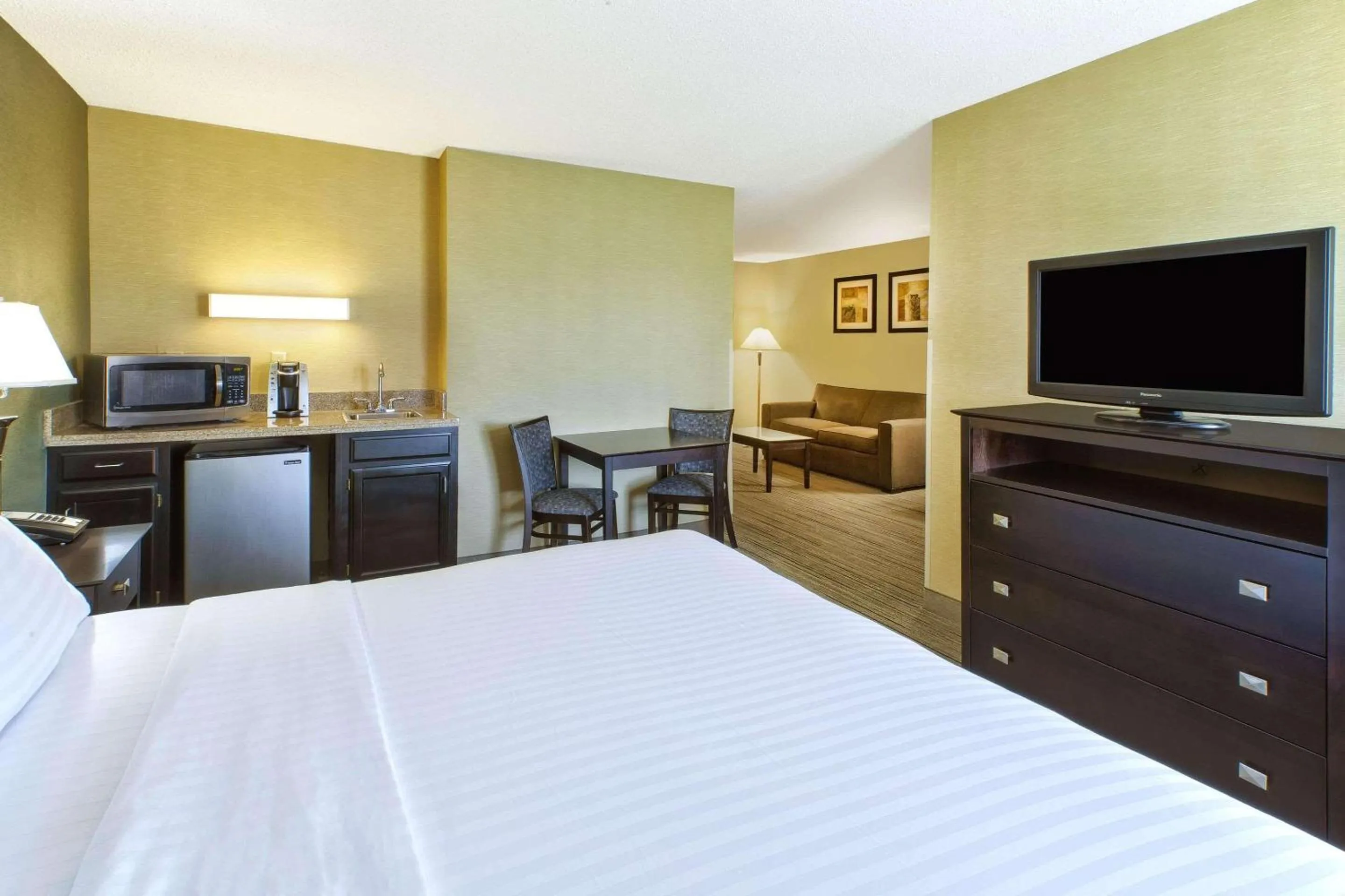Bedroom, Bed in Country Inn & Suites by Radisson Benton Harbor-St Joseph MI