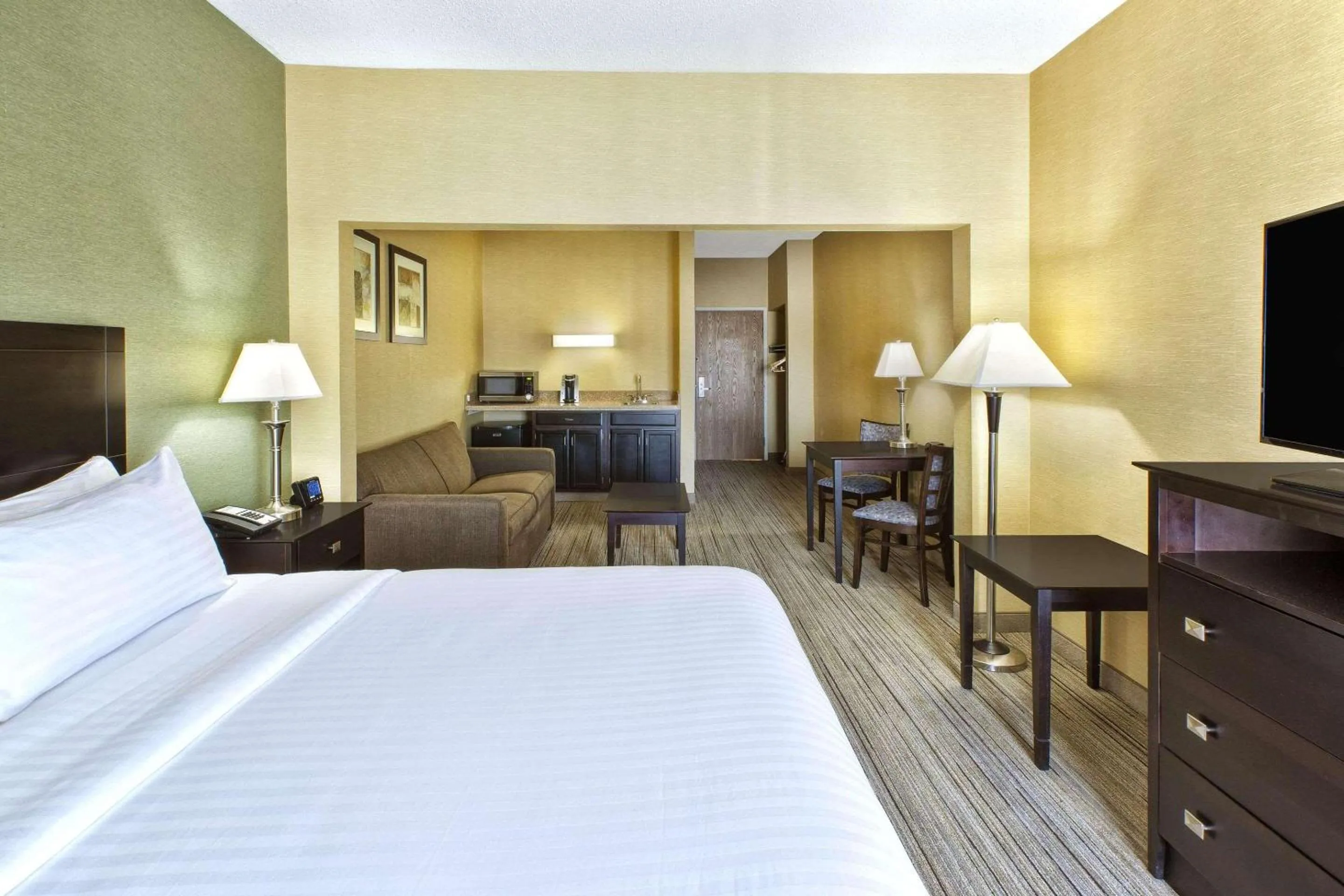 Bedroom, Bed in Country Inn & Suites by Radisson Benton Harbor-St Joseph MI