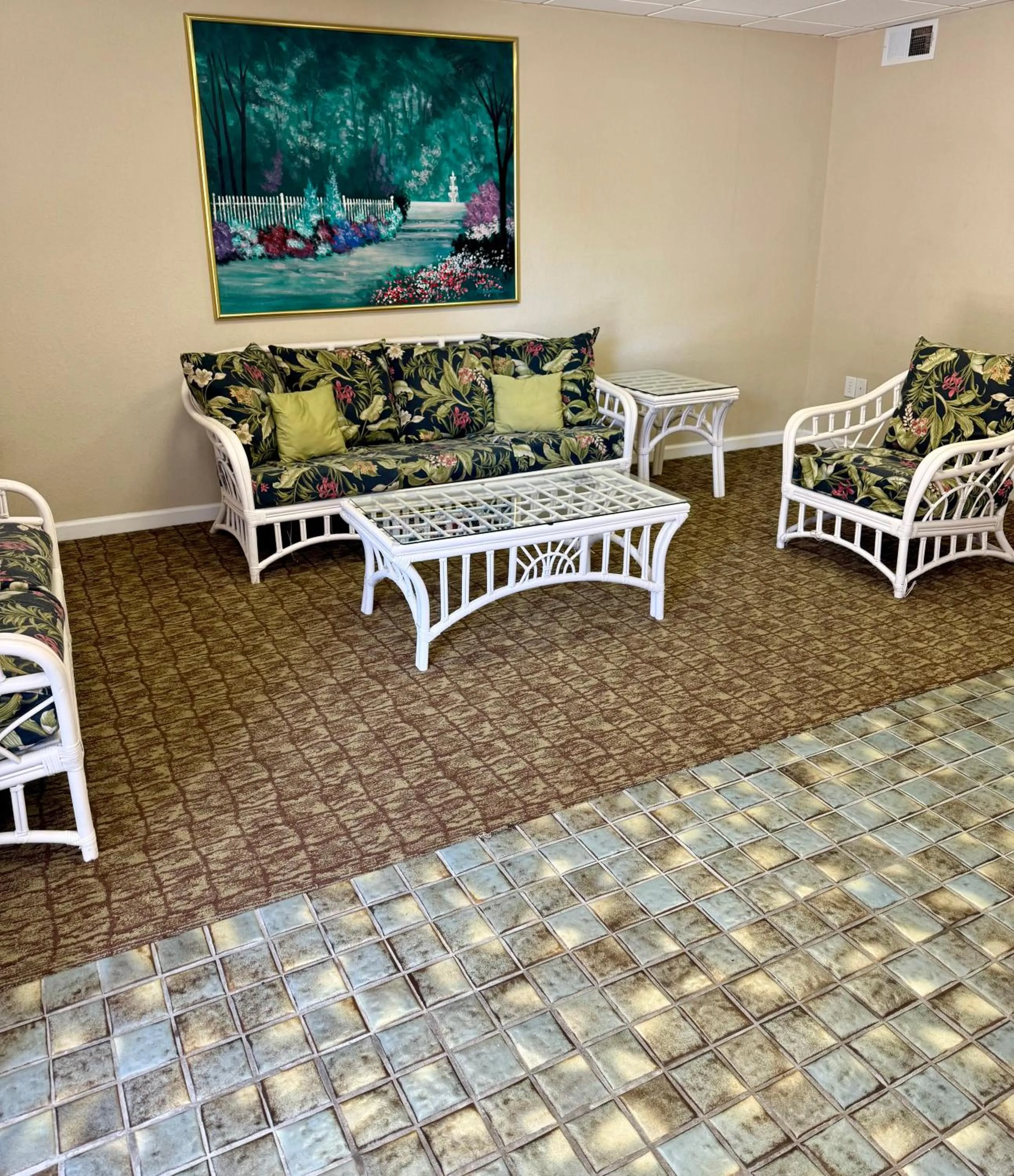 Seating area in Boardwalk Beach Resort