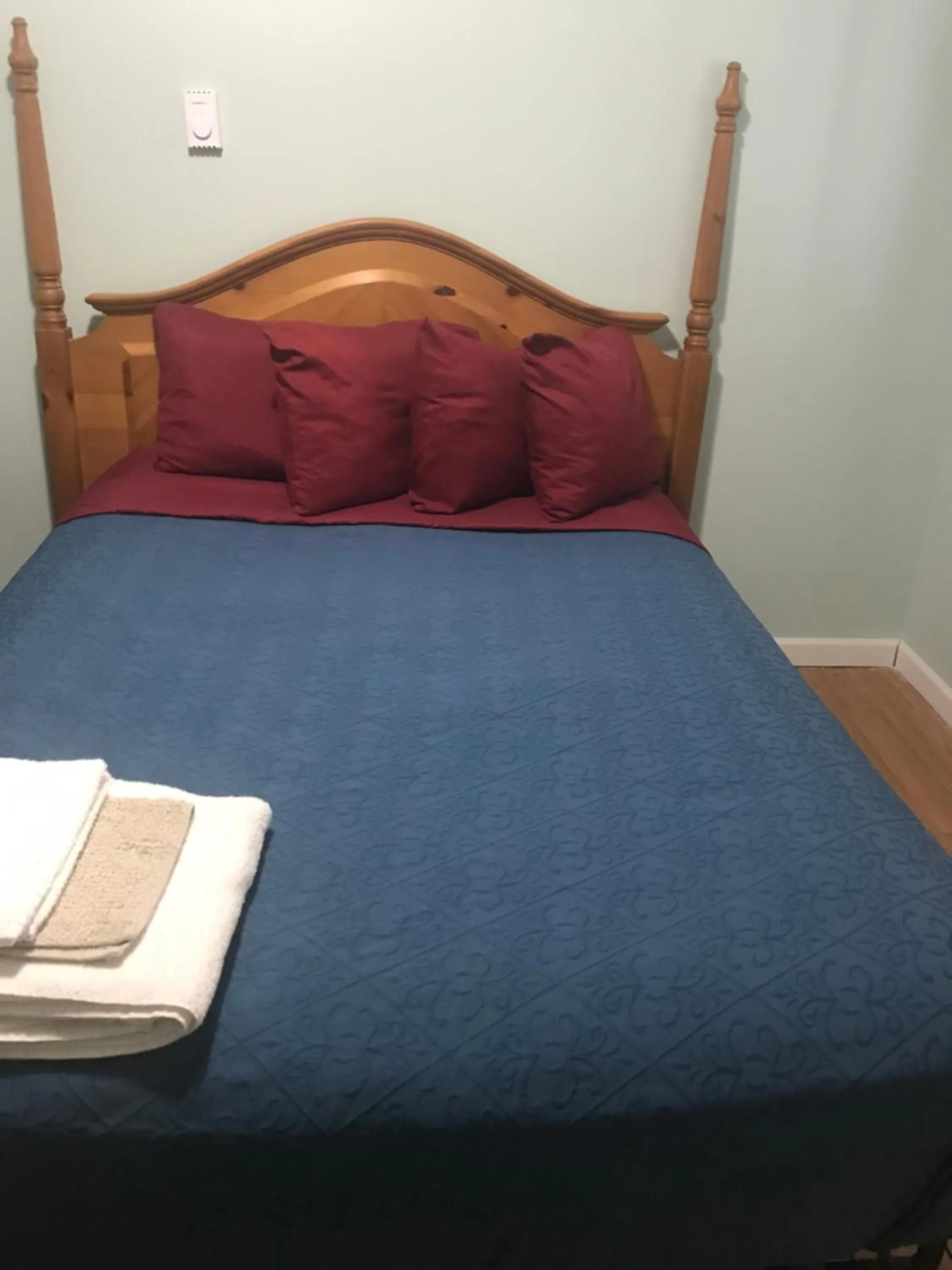 Bedroom, Bed in Hillside Motel