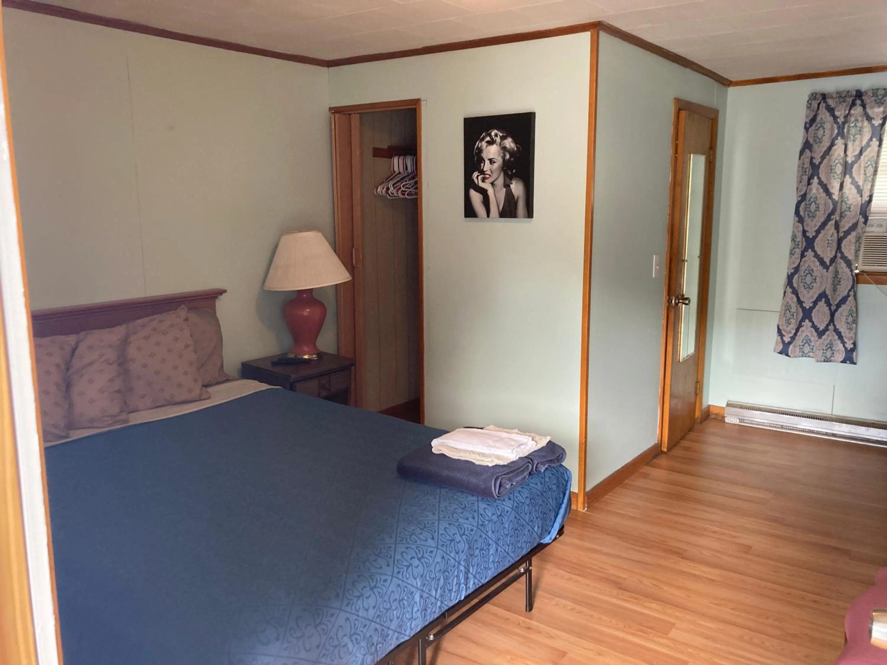 Bedroom, Bed in Hillside Motel