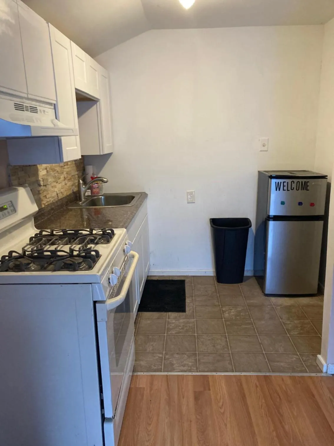 Kitchen or kitchenette in Hillside Motel