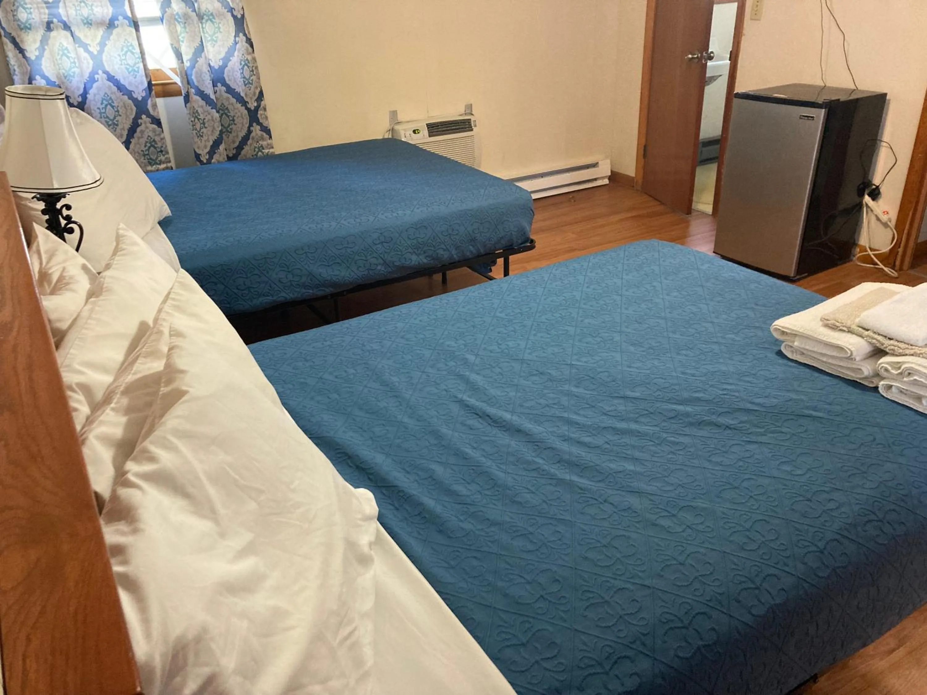 Bedroom, Bed in Hillside Motel