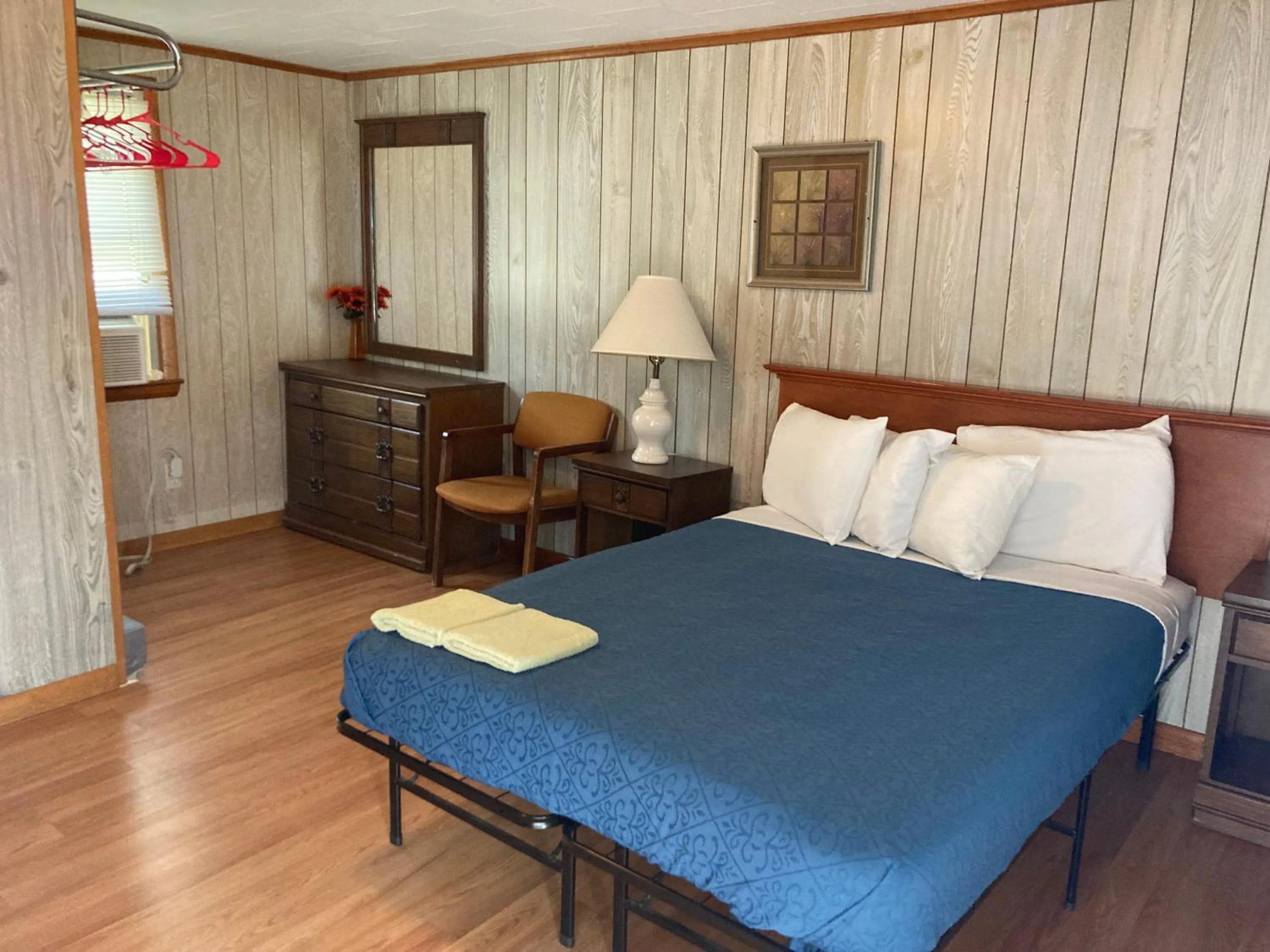 Bedroom, Bed in Hillside Motel