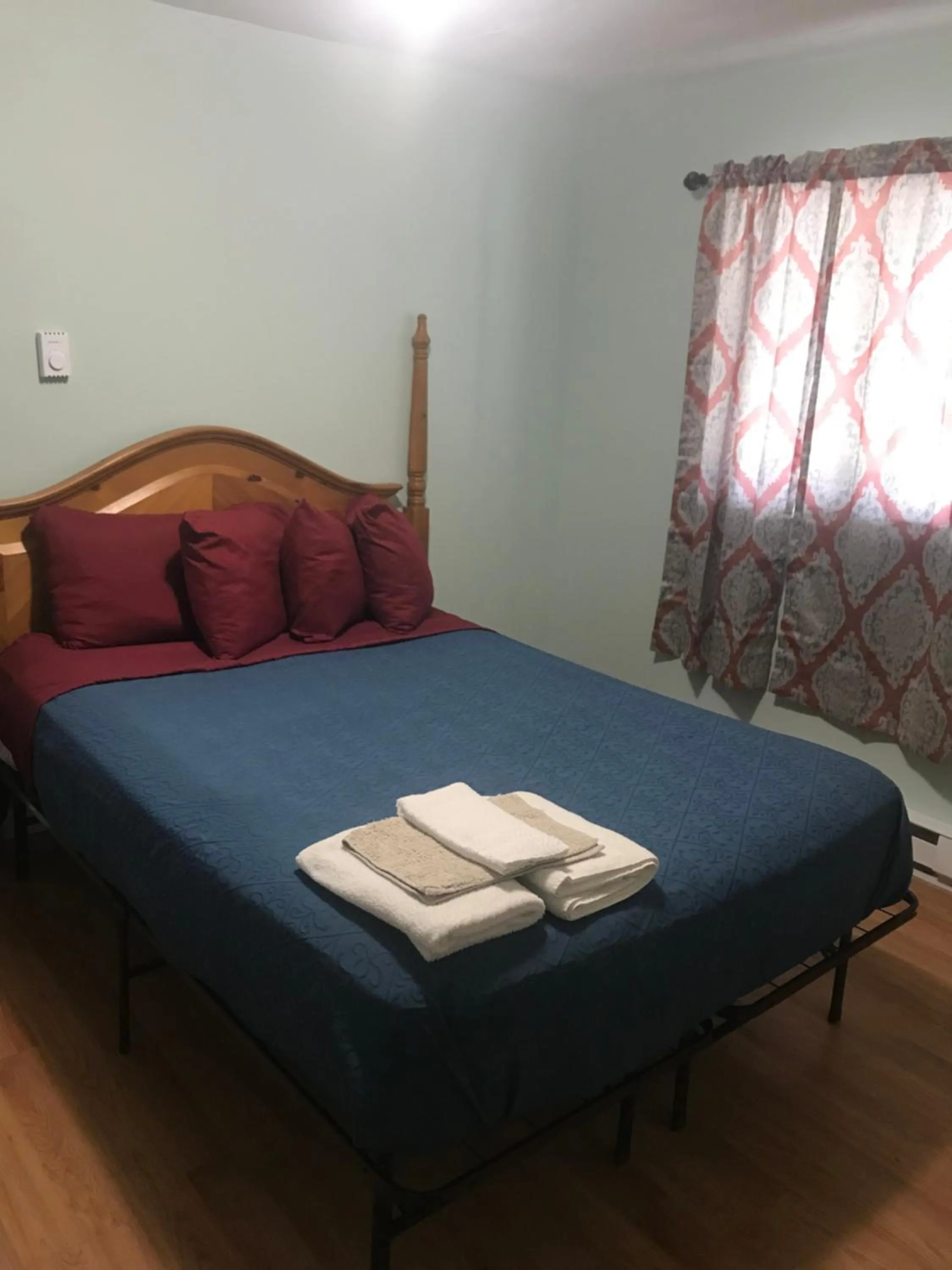 Bedroom, Bed in Hillside Motel