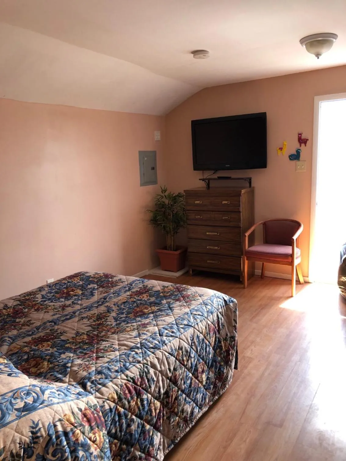 Bedroom, Bed in Hillside Motel