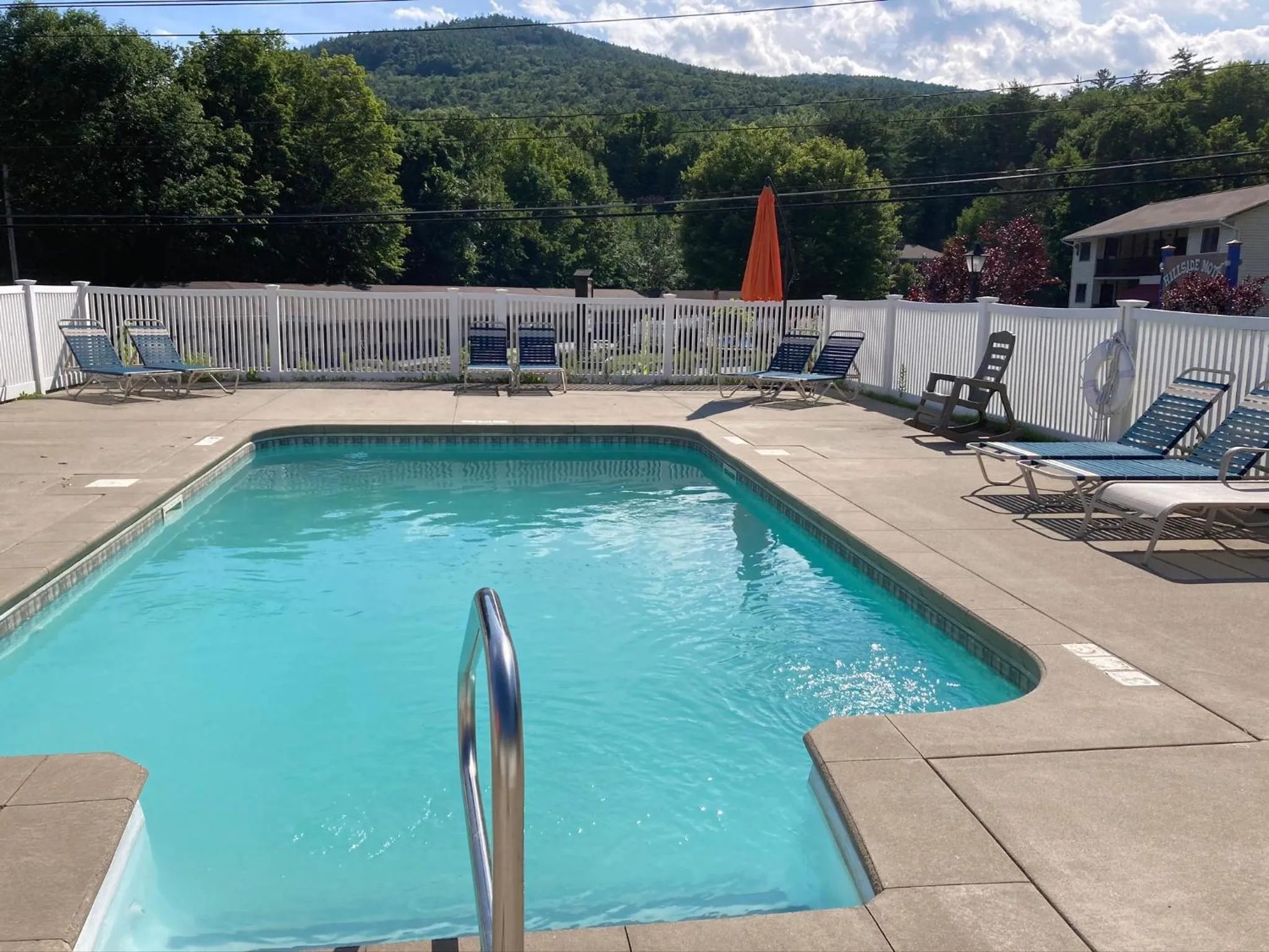 Swimming pool in Hillside Motel