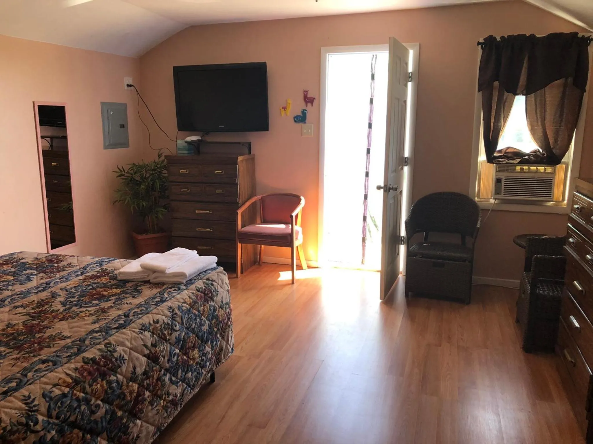 Facade/entrance, Bed in Hillside Motel