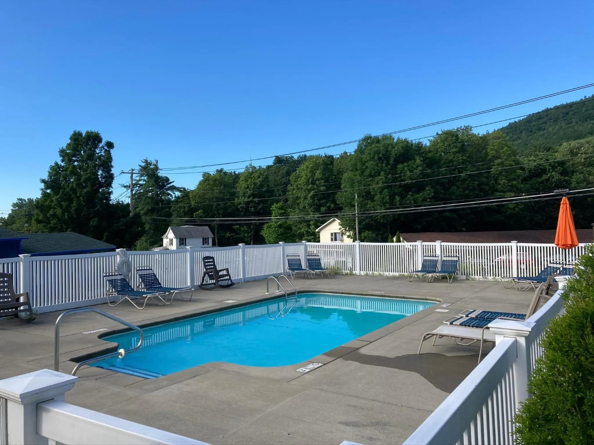 Swimming pool in Hillside Motel