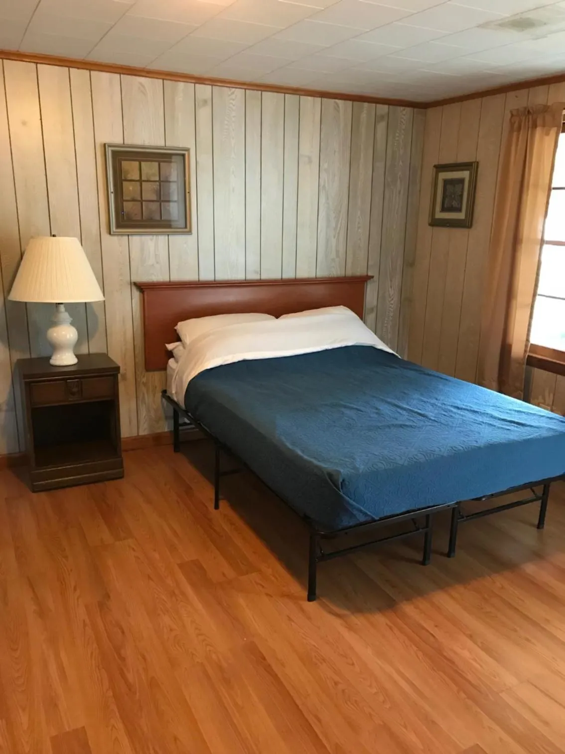 Bed in Hillside Motel