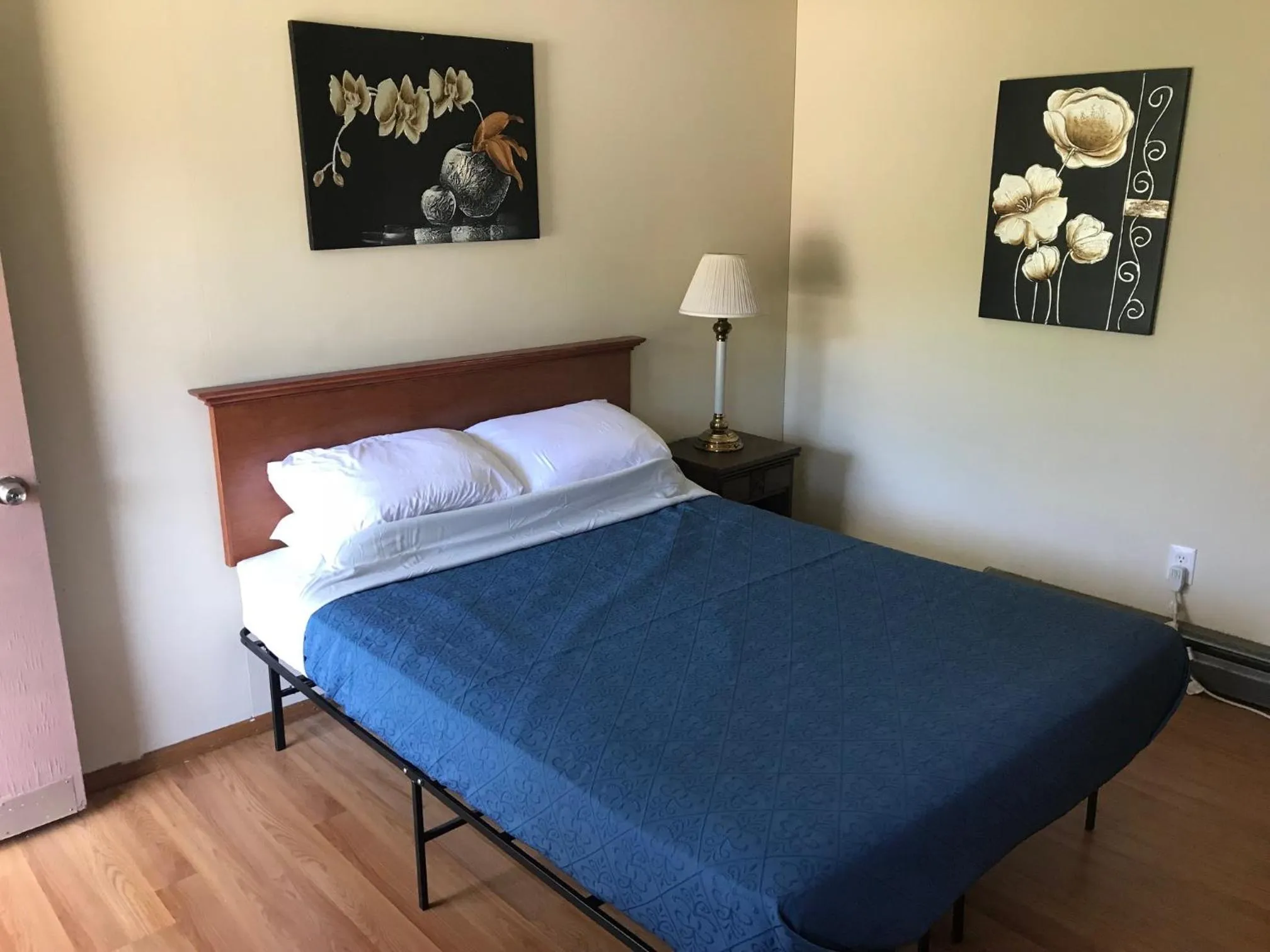 Bedroom, Bed in Hillside Motel