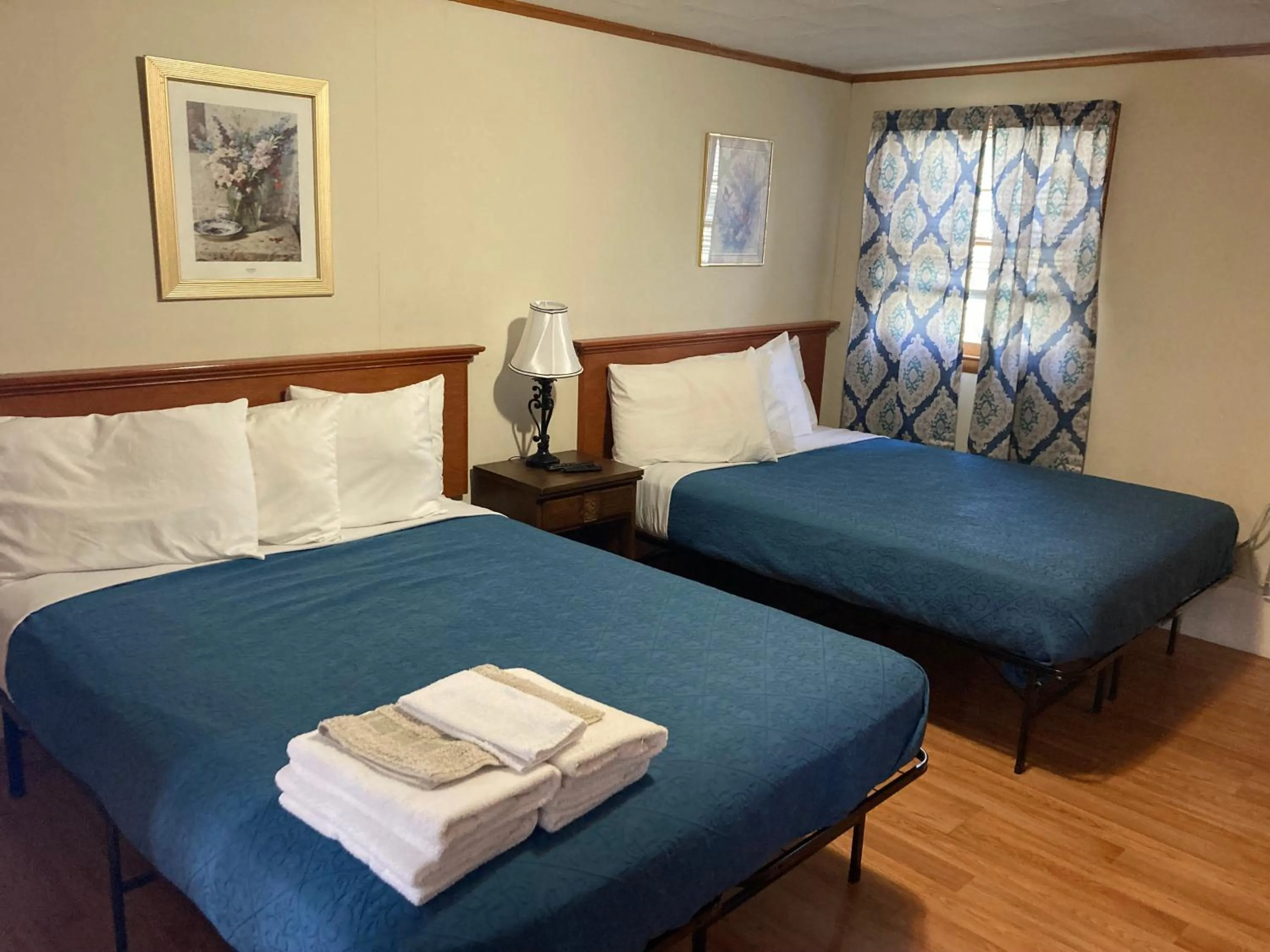 Bedroom, Bed in Hillside Motel