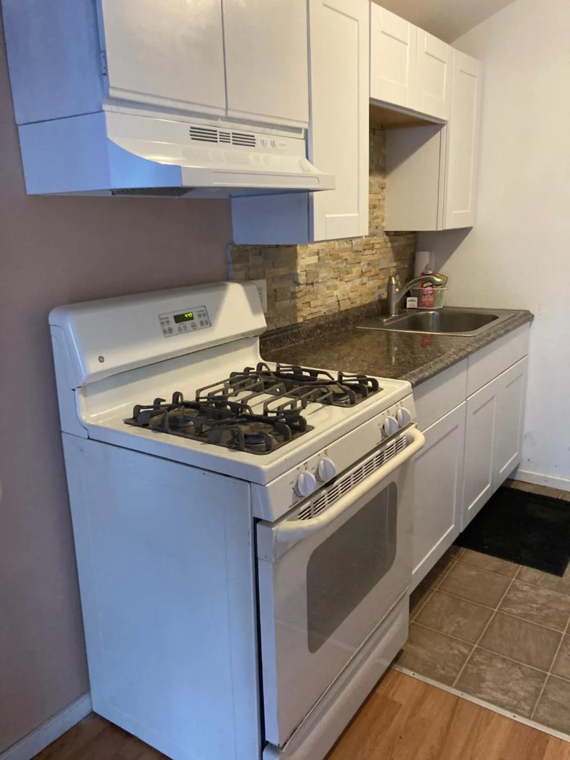 Kitchen or kitchenette in Hillside Motel