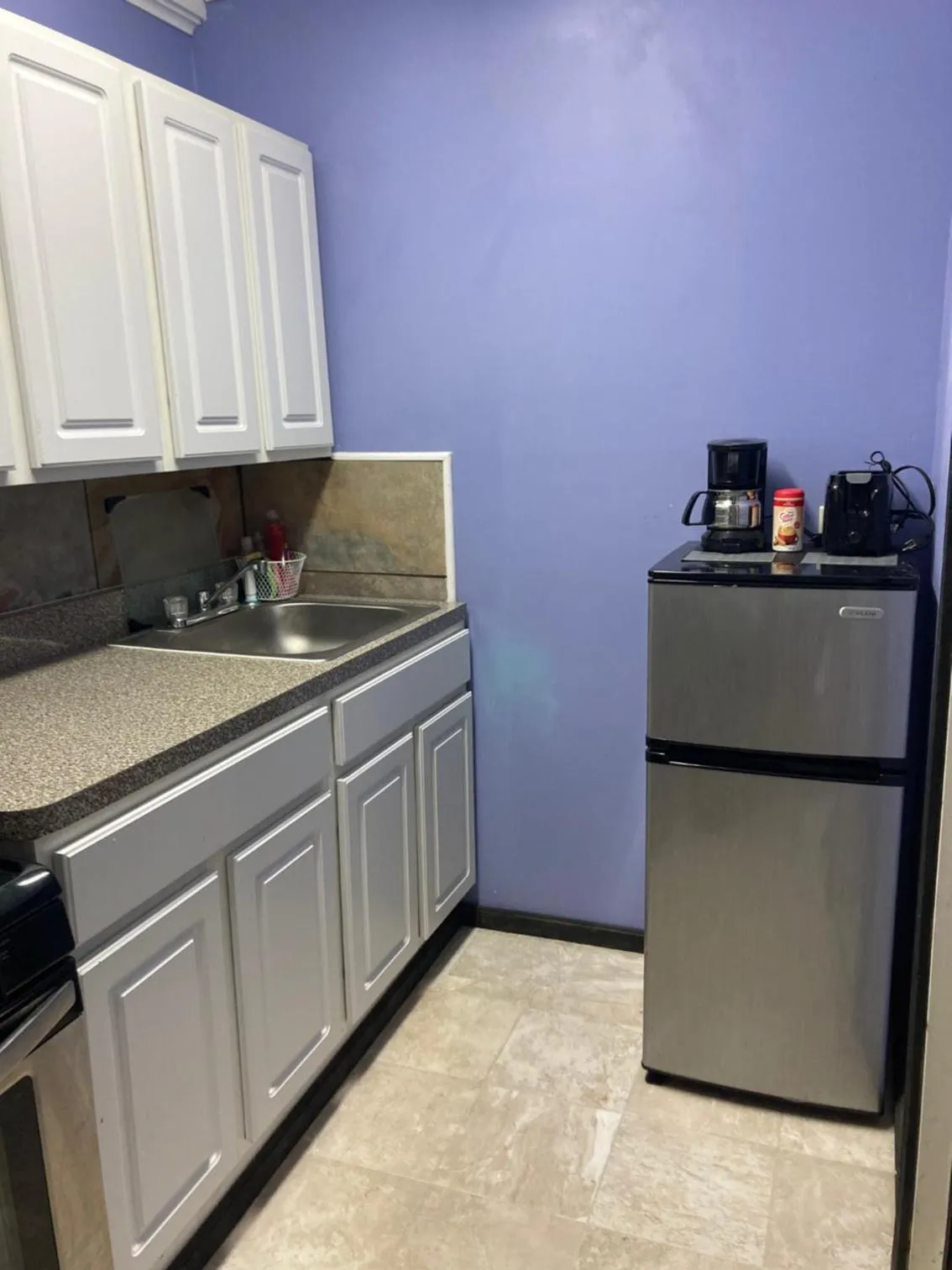 Kitchen or kitchenette in Hillside Motel