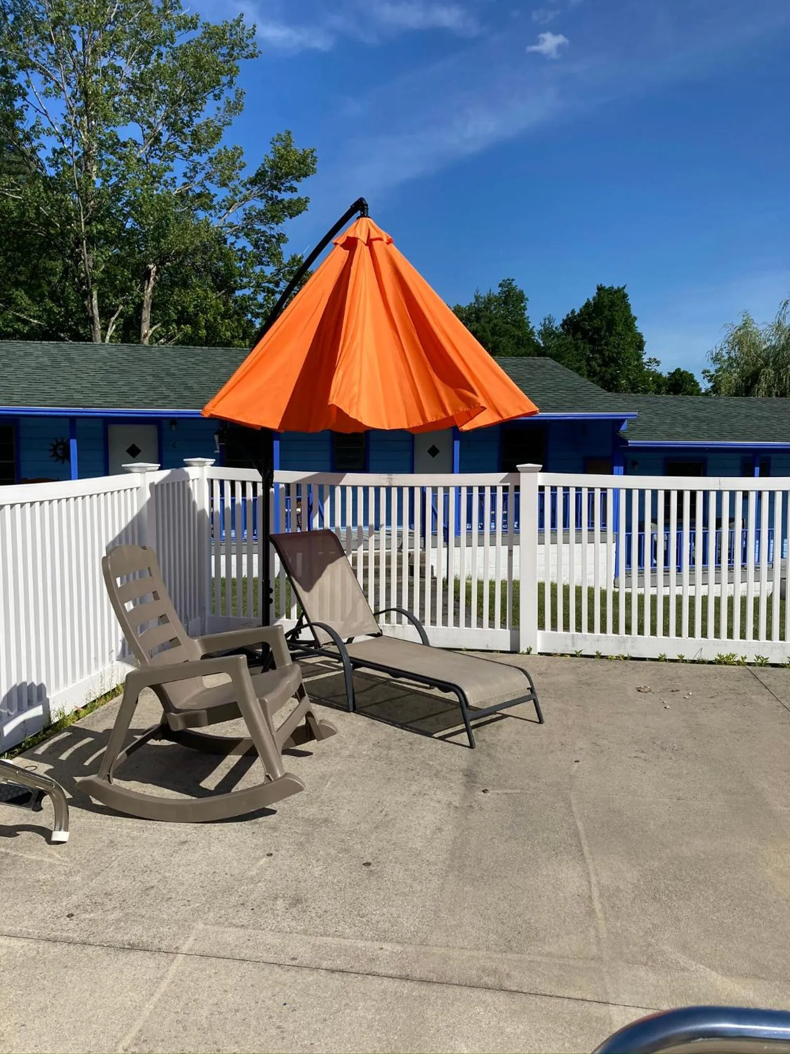 Swimming pool in Hillside Motel