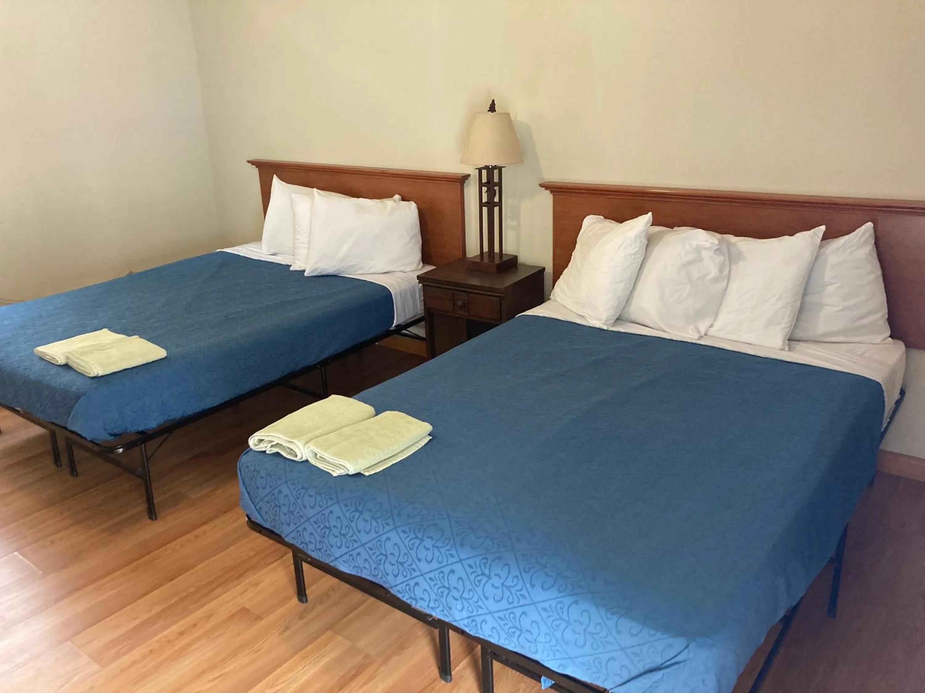 Bedroom, Bed in Hillside Motel