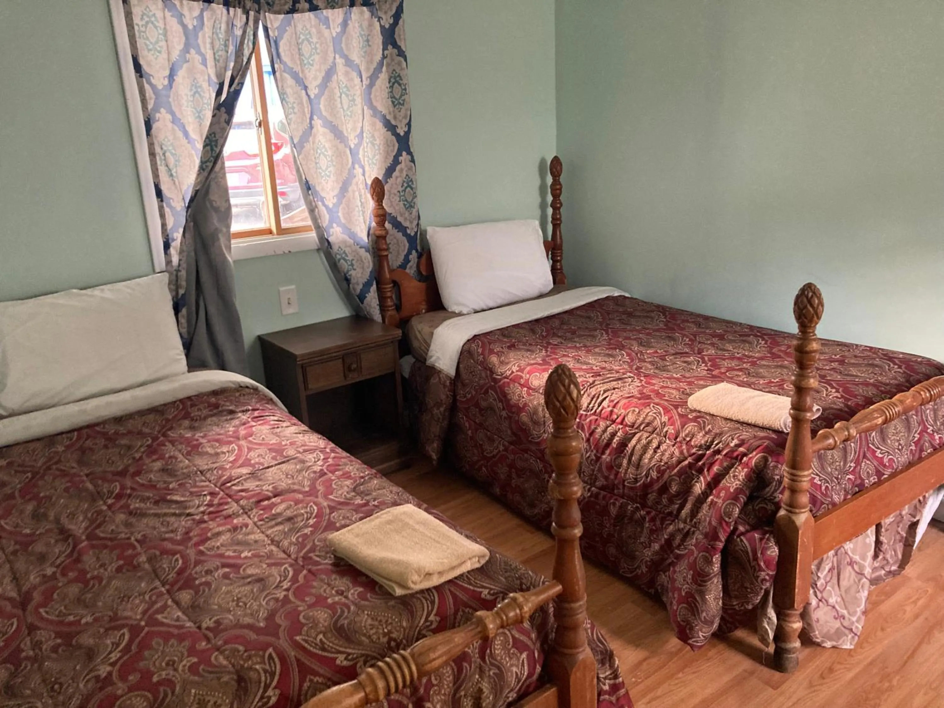 Bedroom, Bed in Hillside Motel