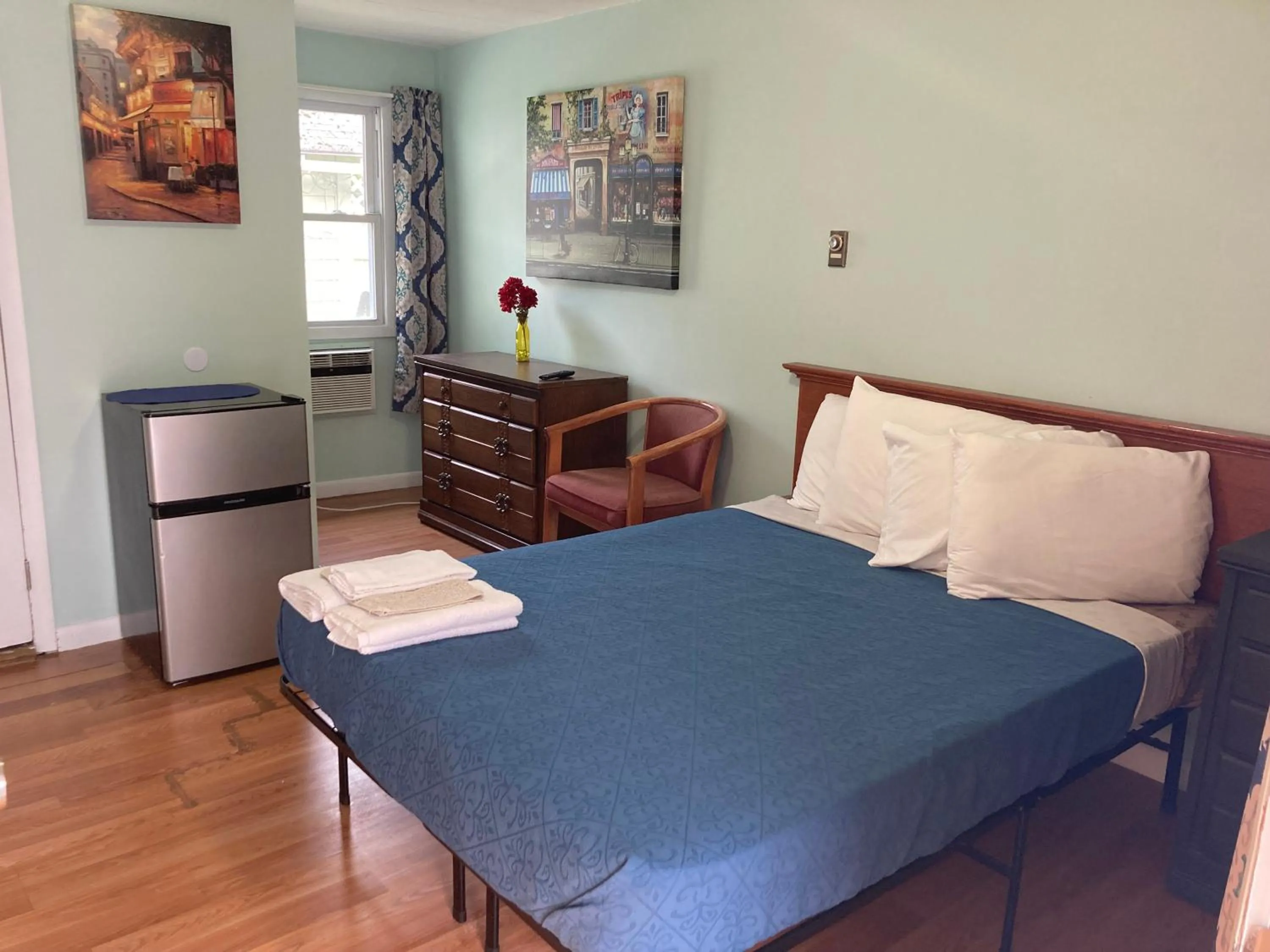 Bedroom, Bed in Hillside Motel