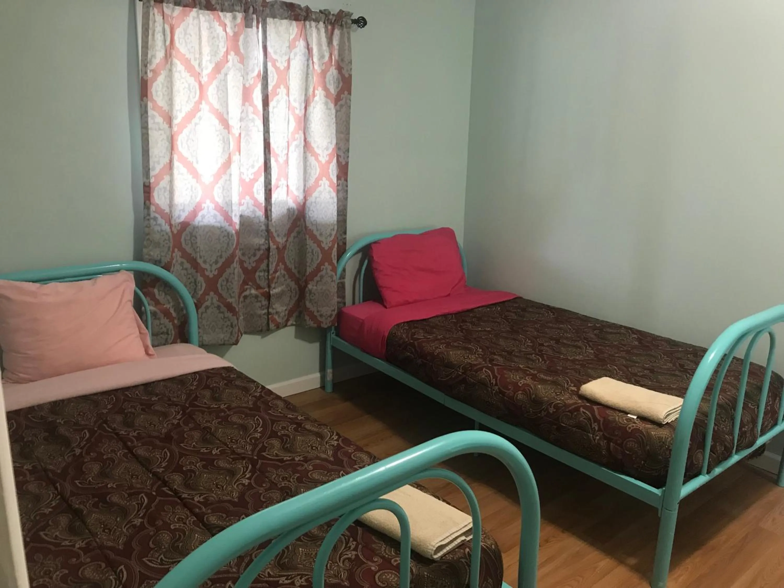 Bedroom, Bed in Hillside Motel