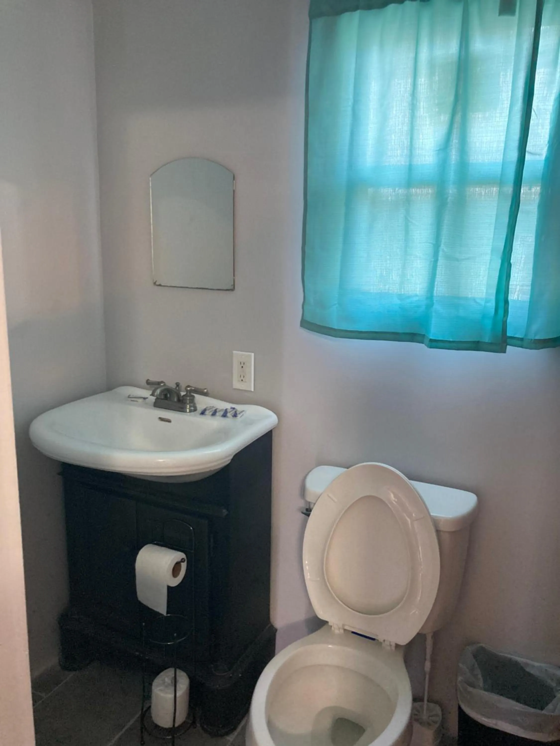 Bathroom in Hillside Motel