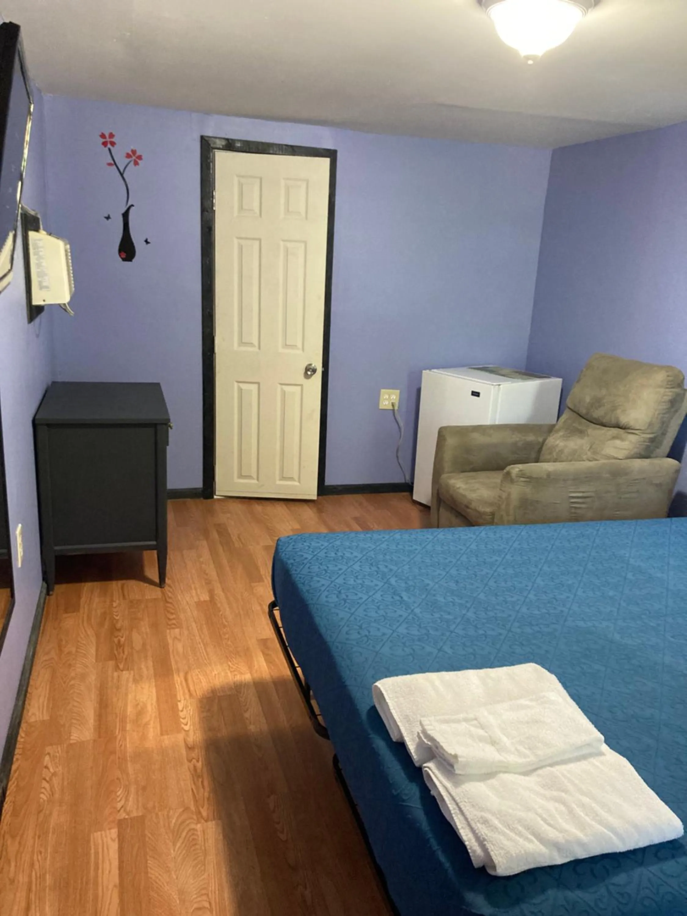 Bedroom, Bed in Hillside Motel