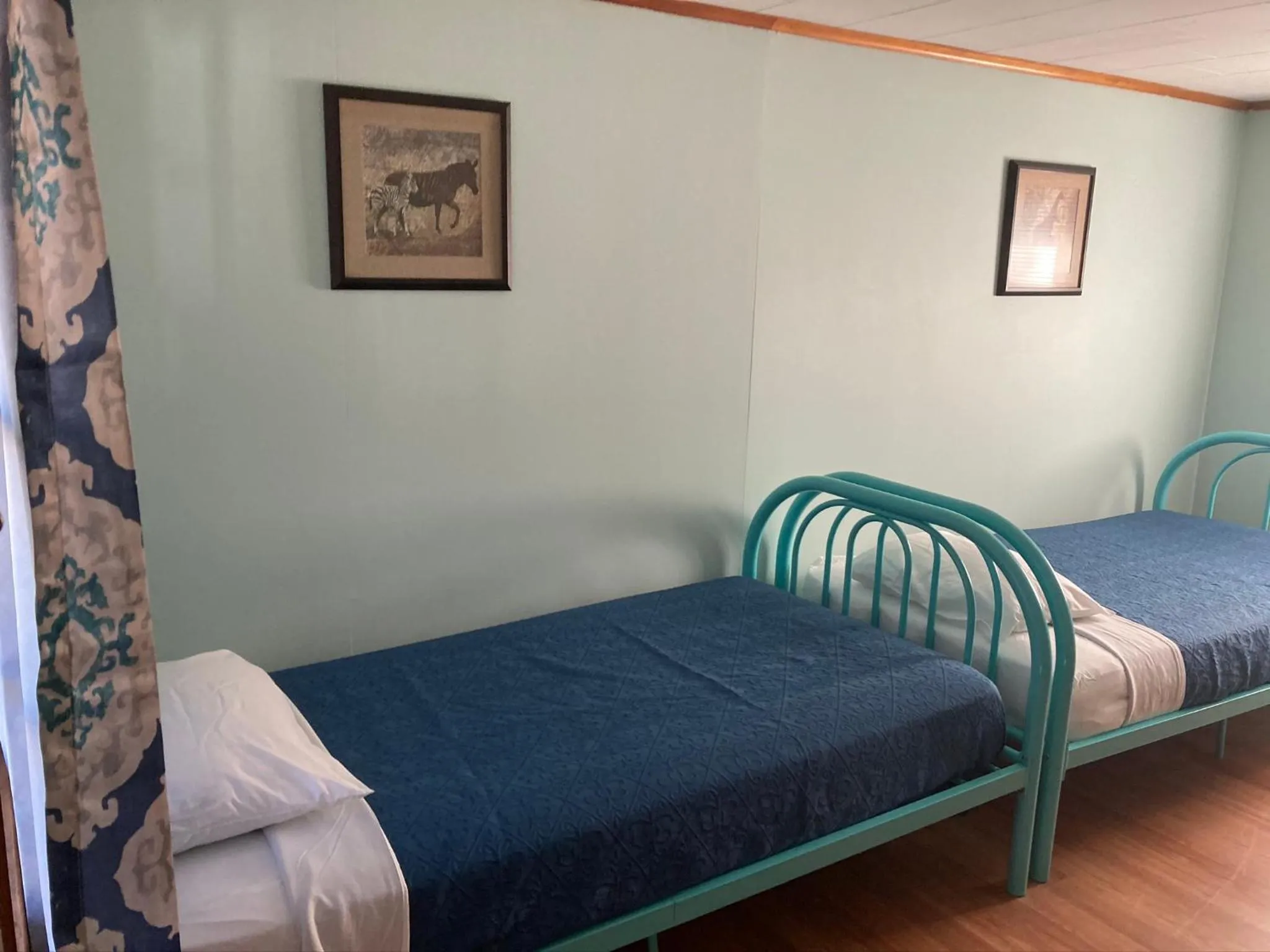 Bedroom, Bed in Hillside Motel