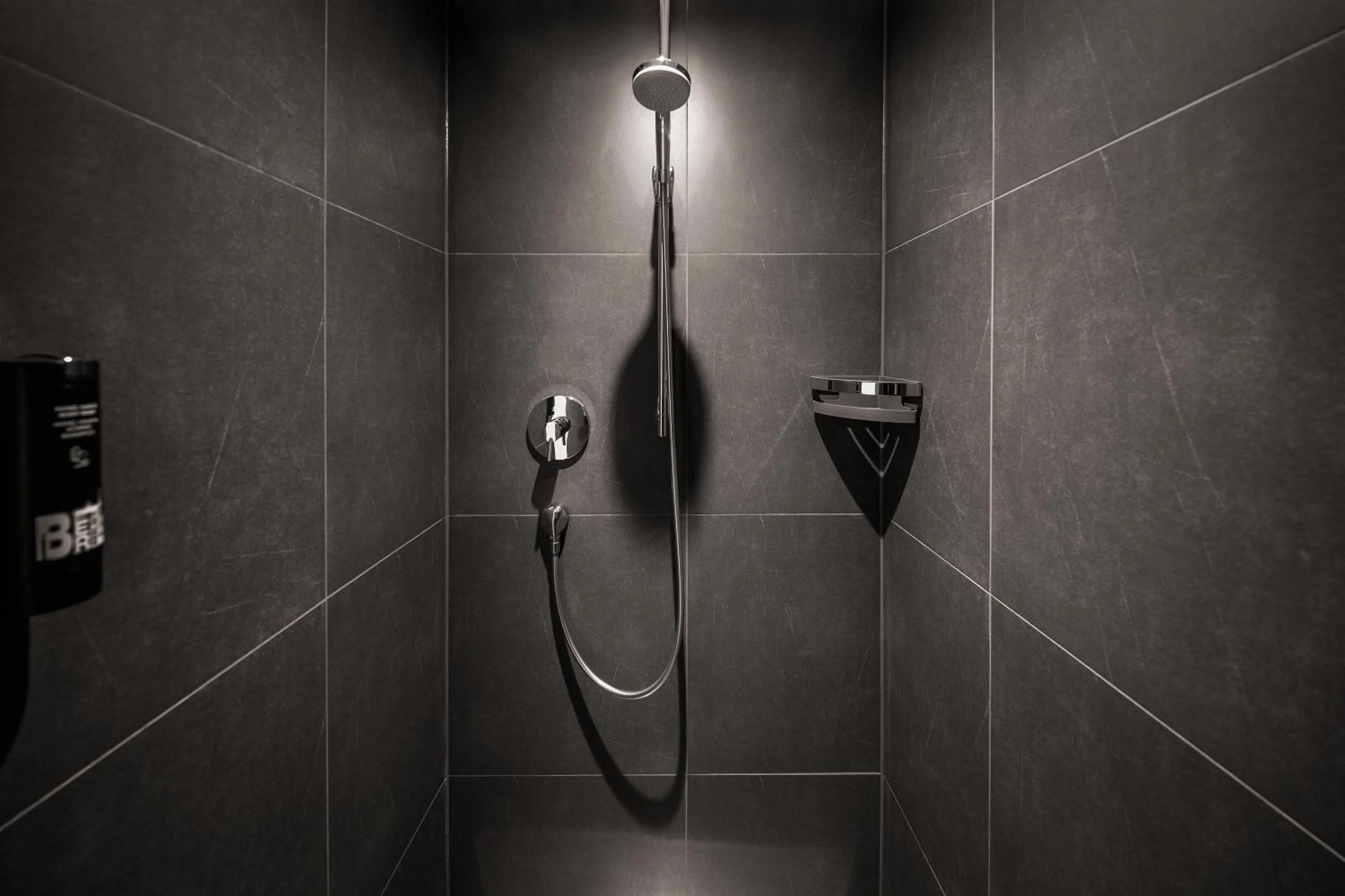 Shower in LINDEMANN'S