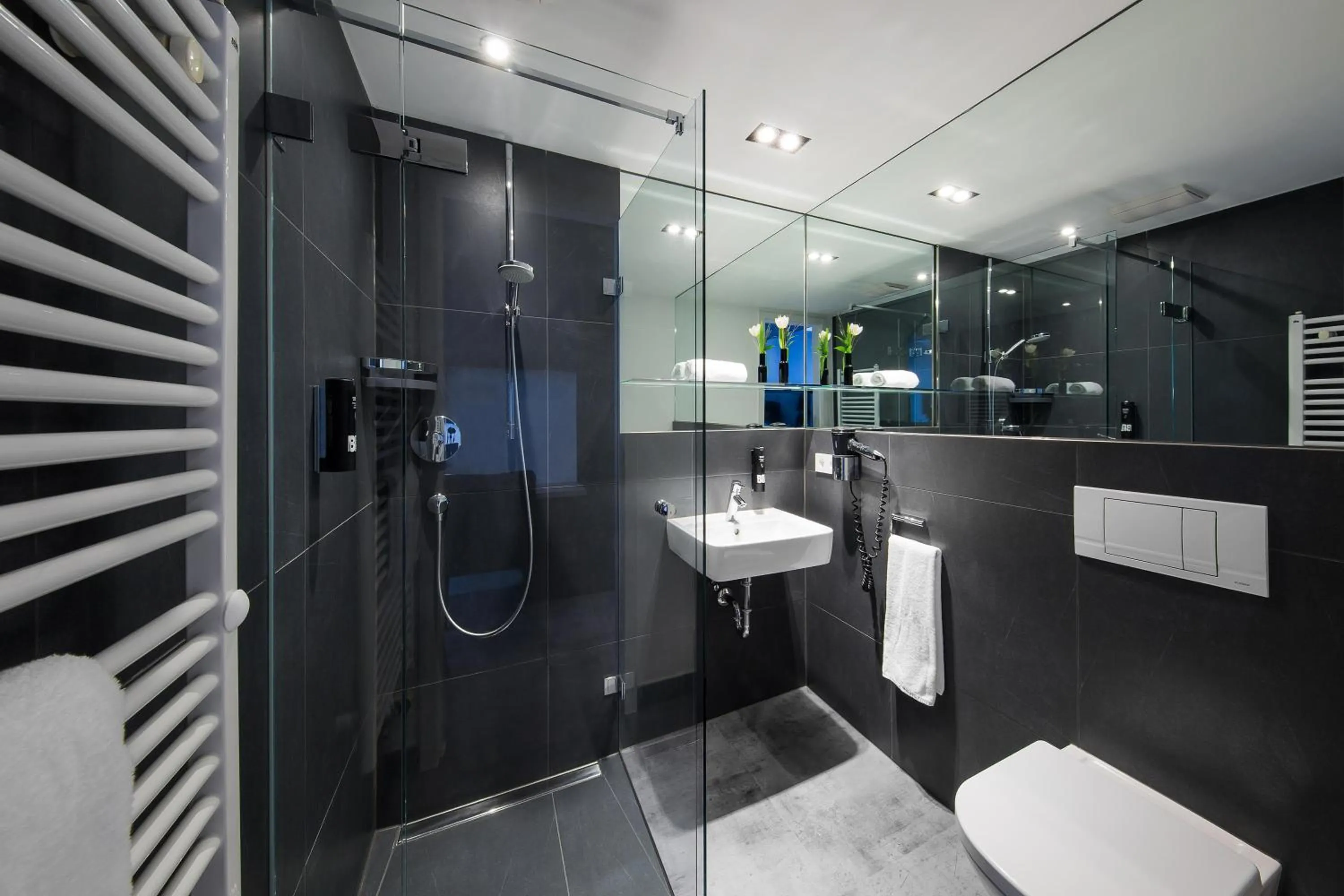 Shower in LINDEMANN'S