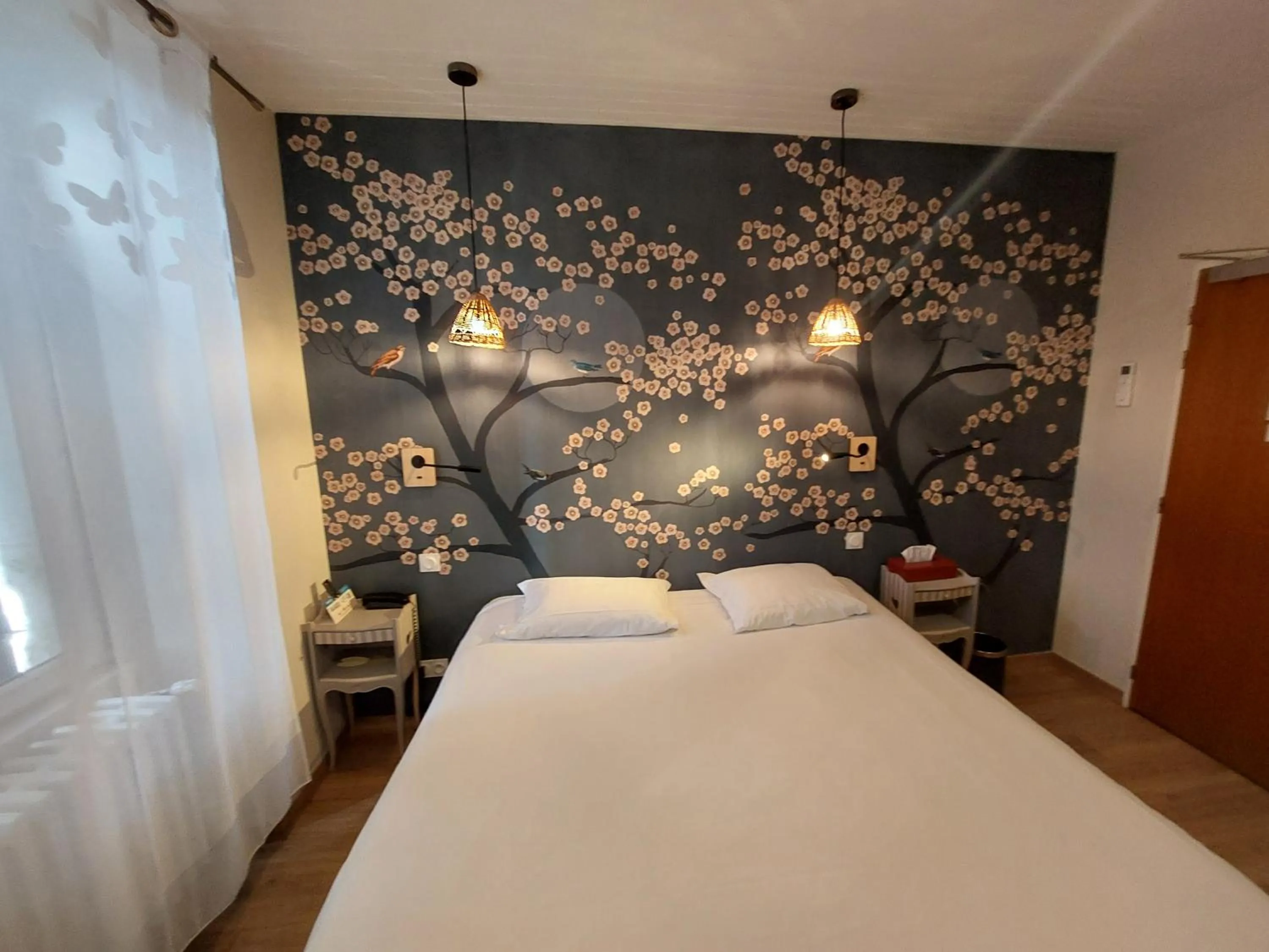 Bed in Logis Hôtels - Hôtel et Restaurant Les Voyageurs