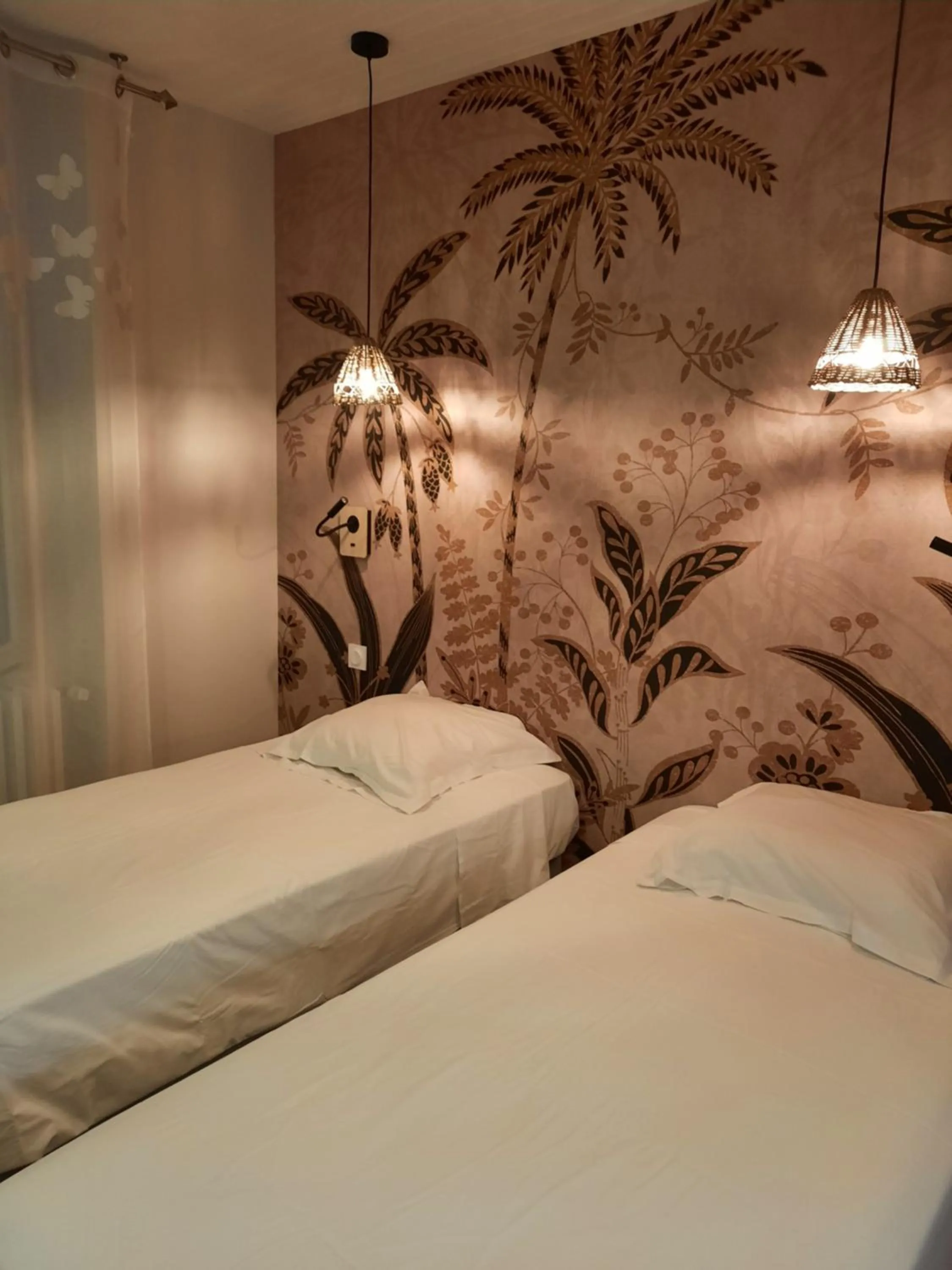 Bed in Logis Hôtels - Hôtel et Restaurant Les Voyageurs