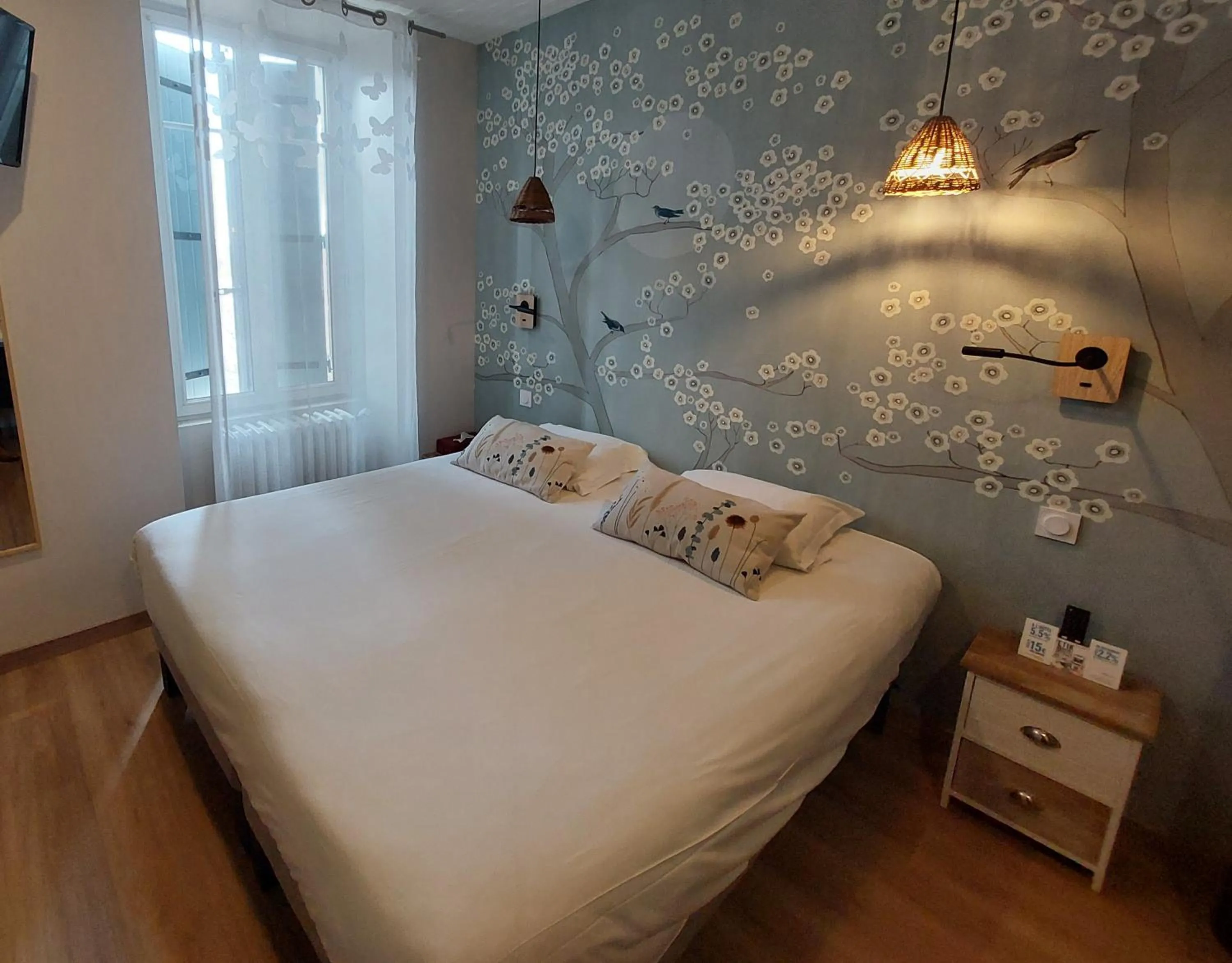 Bed in Logis Hôtels - Hôtel et Restaurant Les Voyageurs