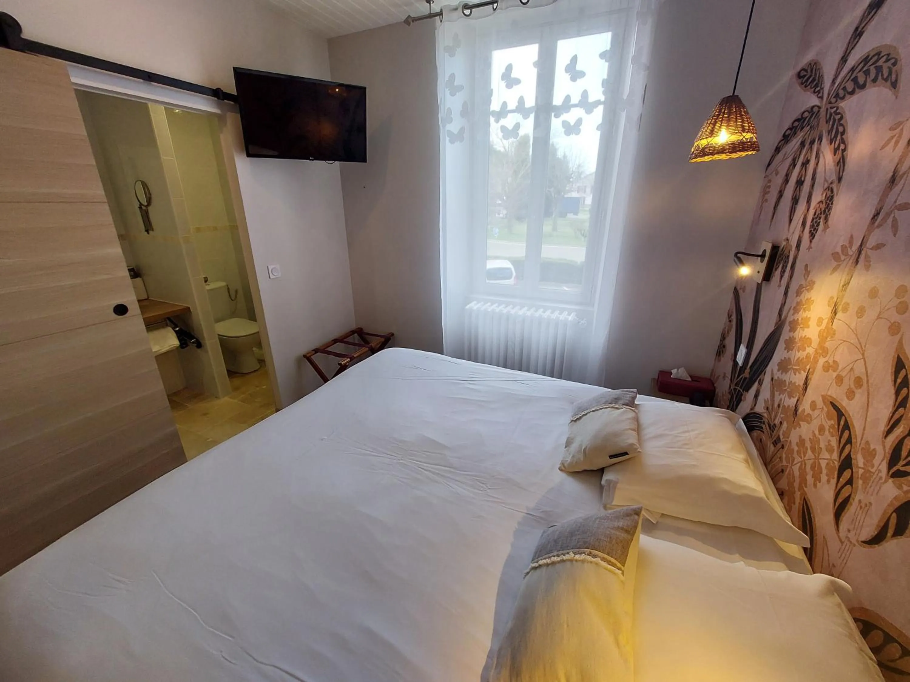 Bed in Logis Hôtels - Hôtel et Restaurant Les Voyageurs