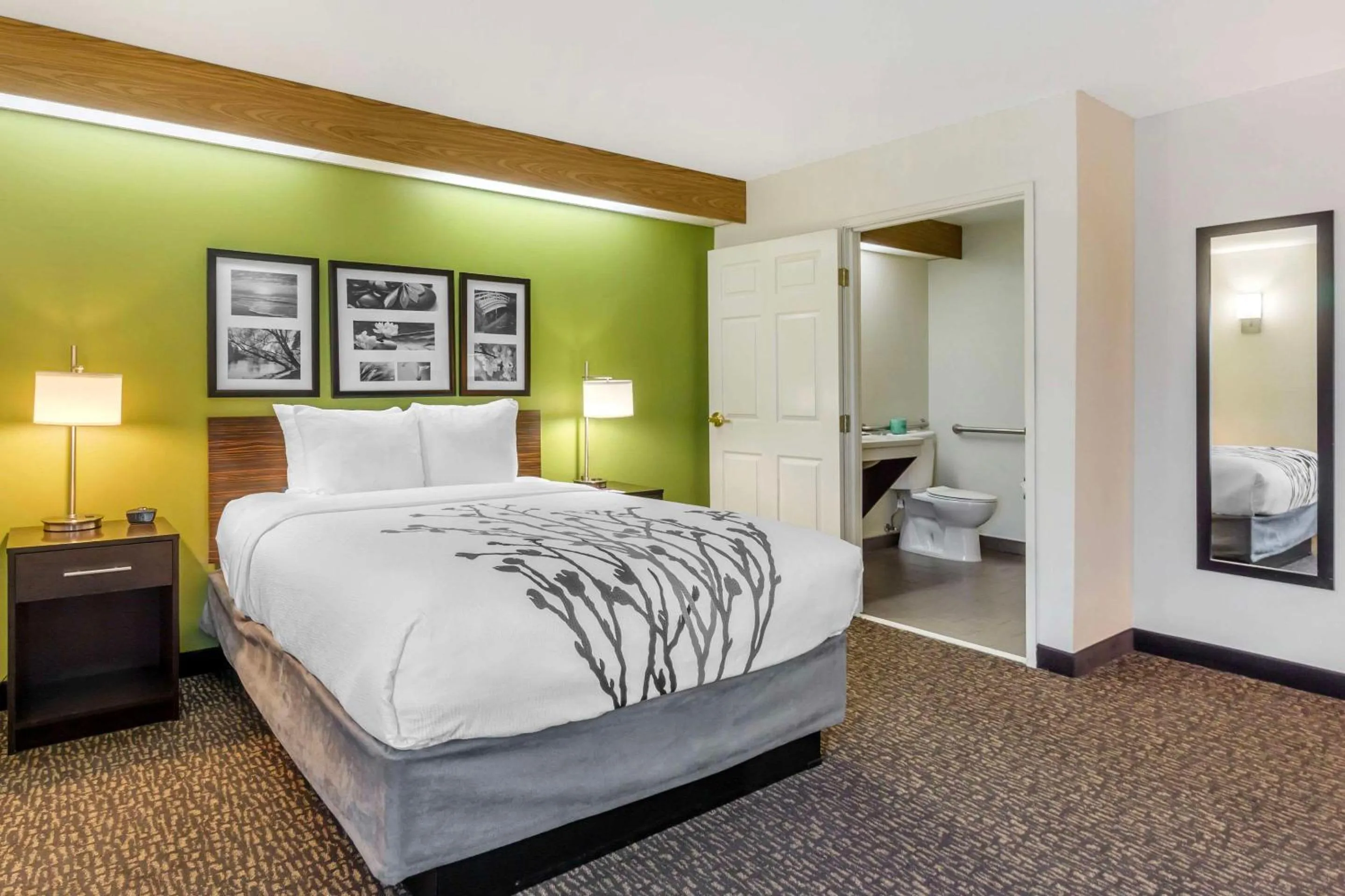 Bedroom, Bed in Sleep Inn Sea Tac Airport