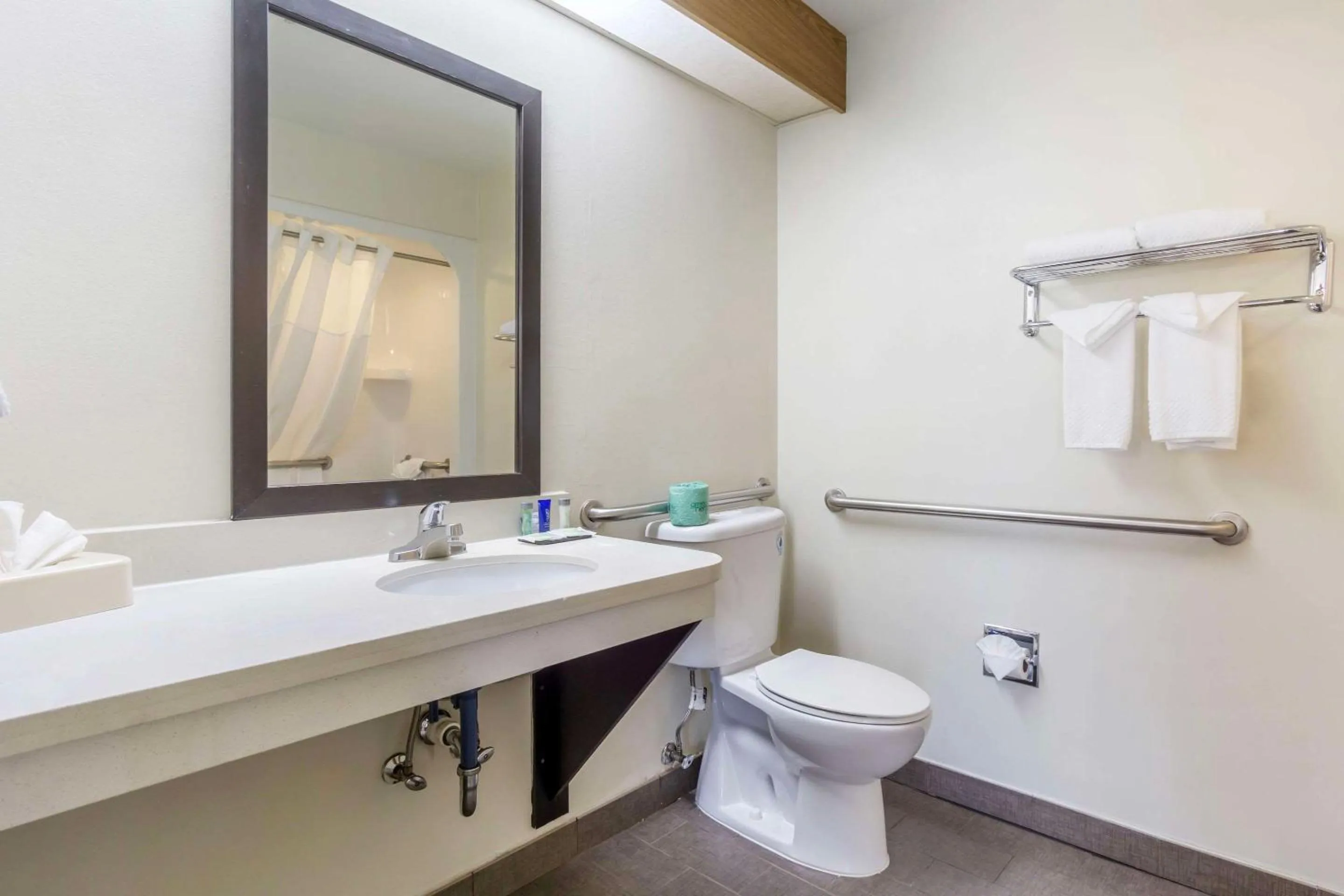 Bedroom in Sleep Inn Sea Tac Airport