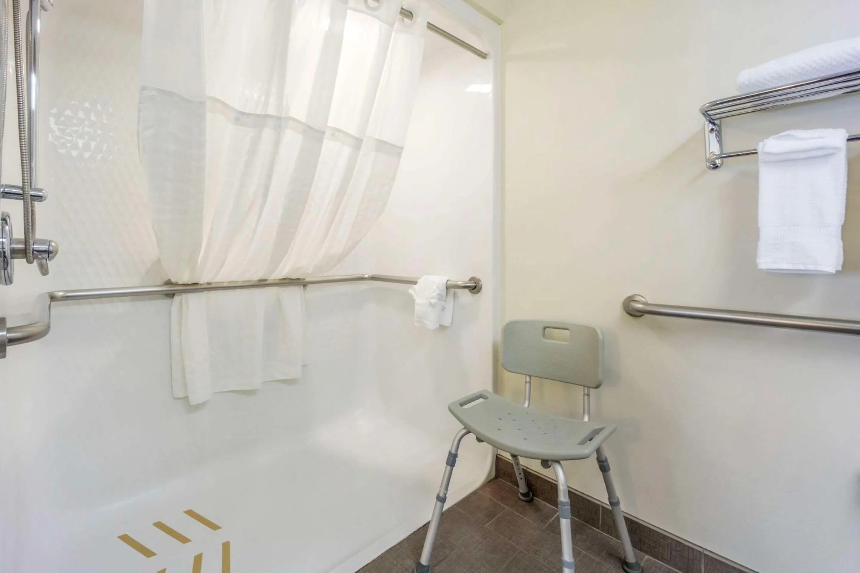 Bedroom in Sleep Inn Sea Tac Airport