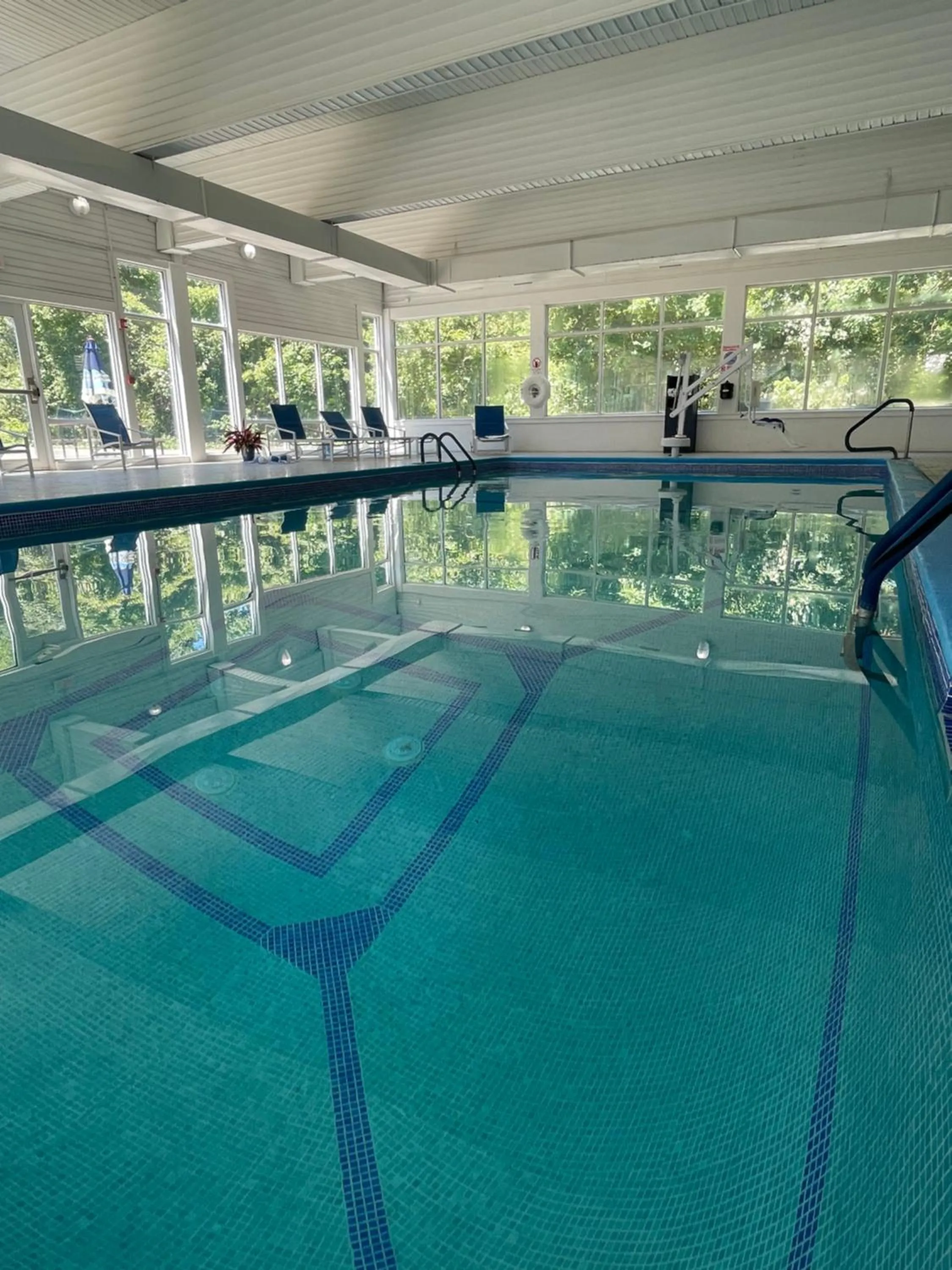 Swimming pool in Iris Hotel Cape Cod