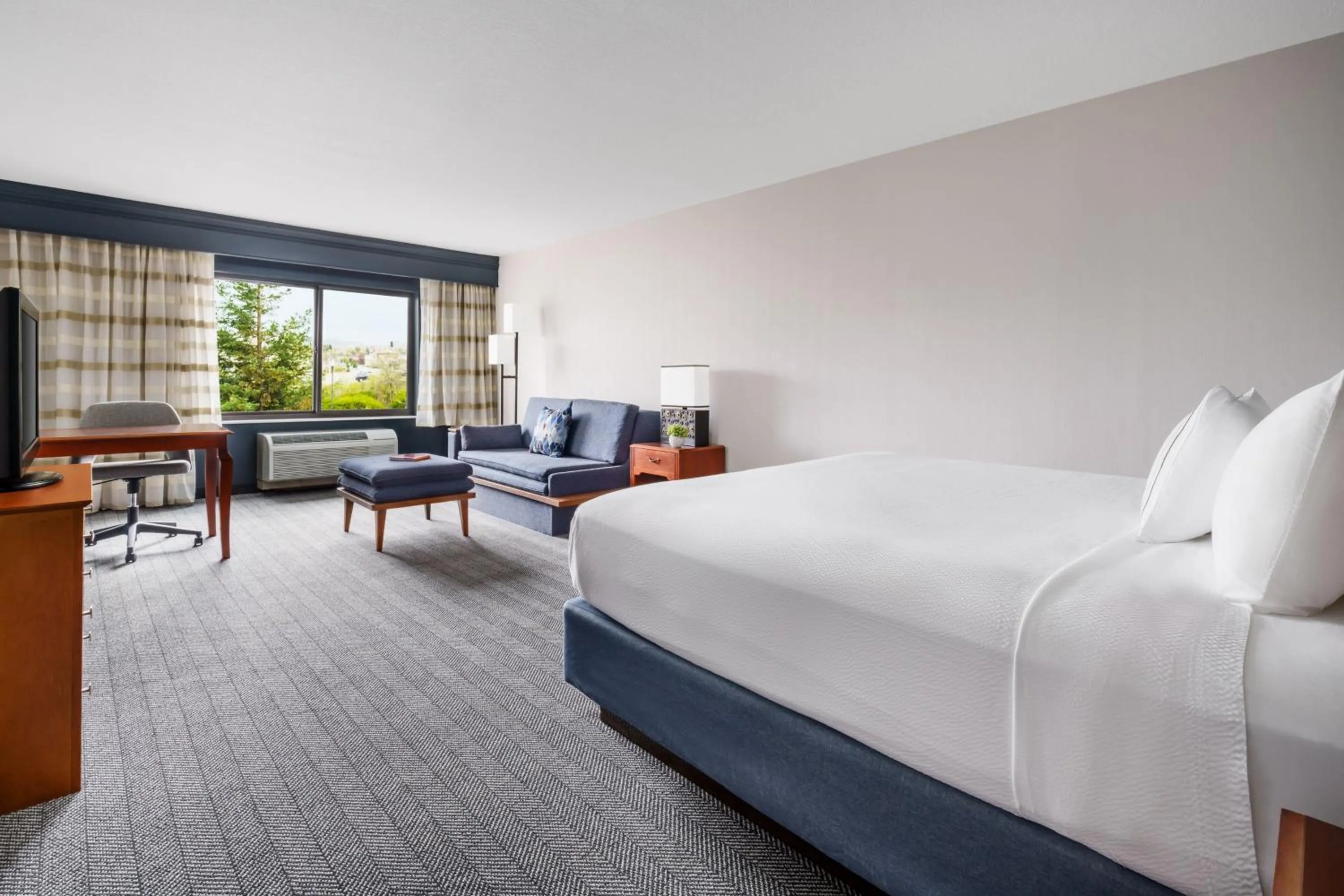 Photo of the whole room, Bed in Courtyard by Marriott Sacramento Folsom