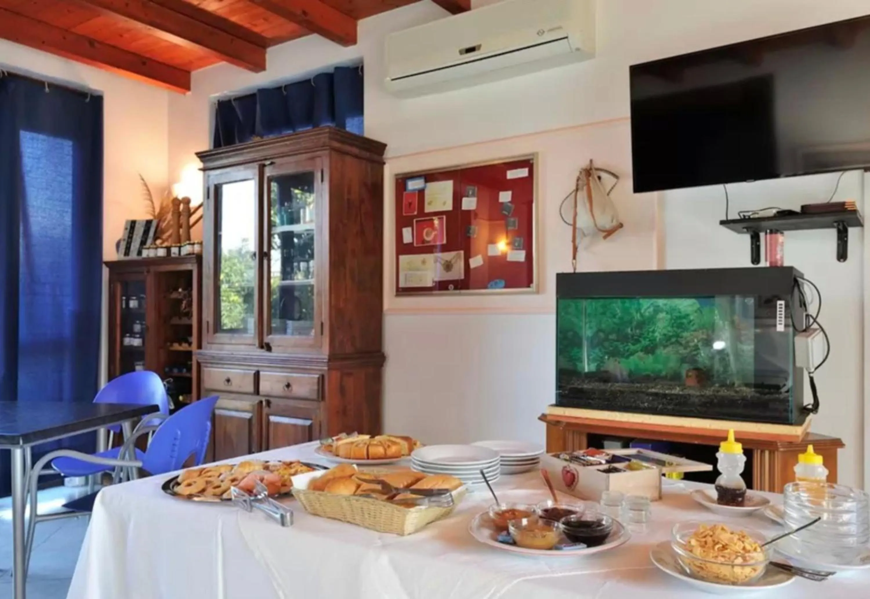 Communal lounge/ TV room in Su Pasu