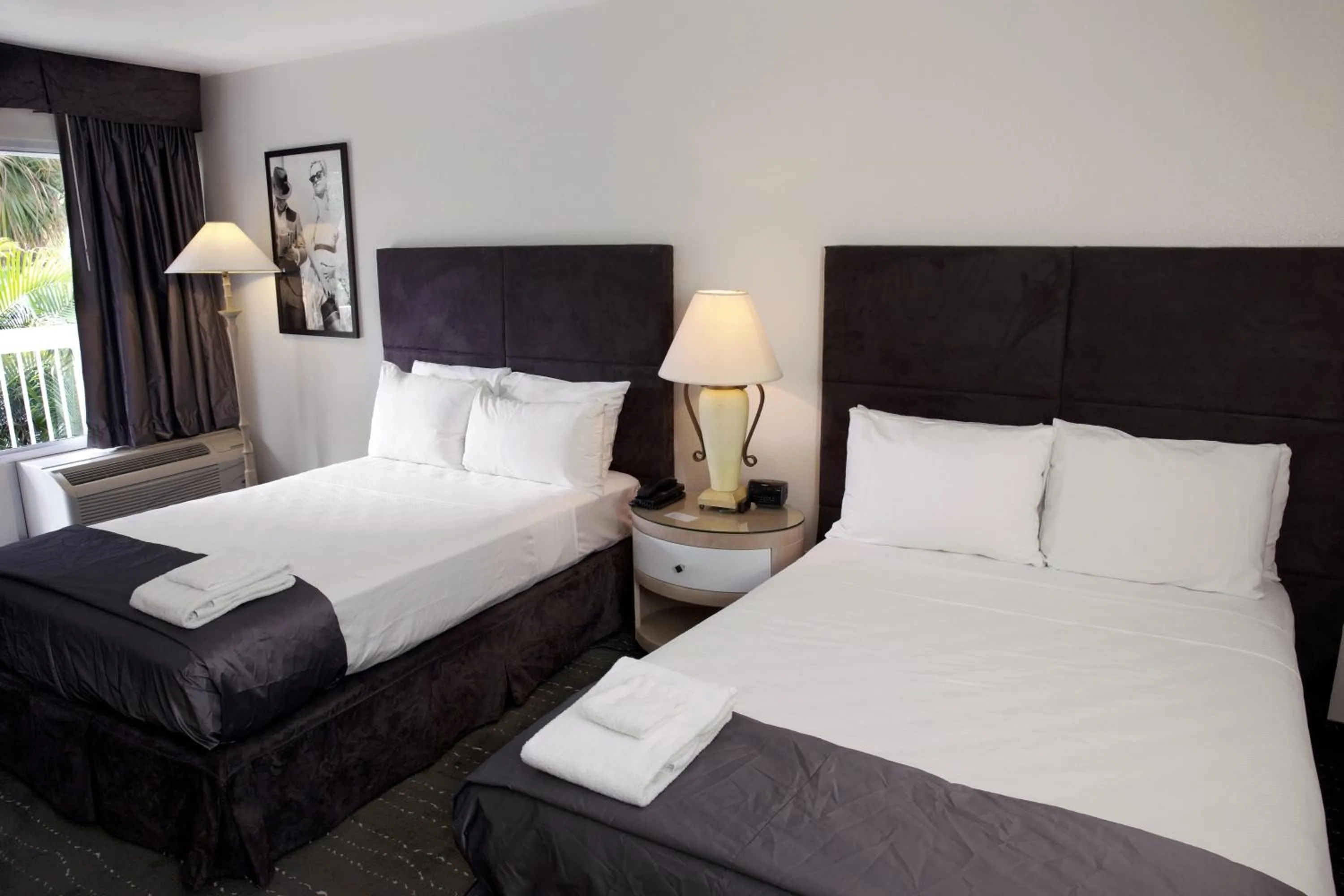 Photo of the whole room, Bed in Floridian Hotel