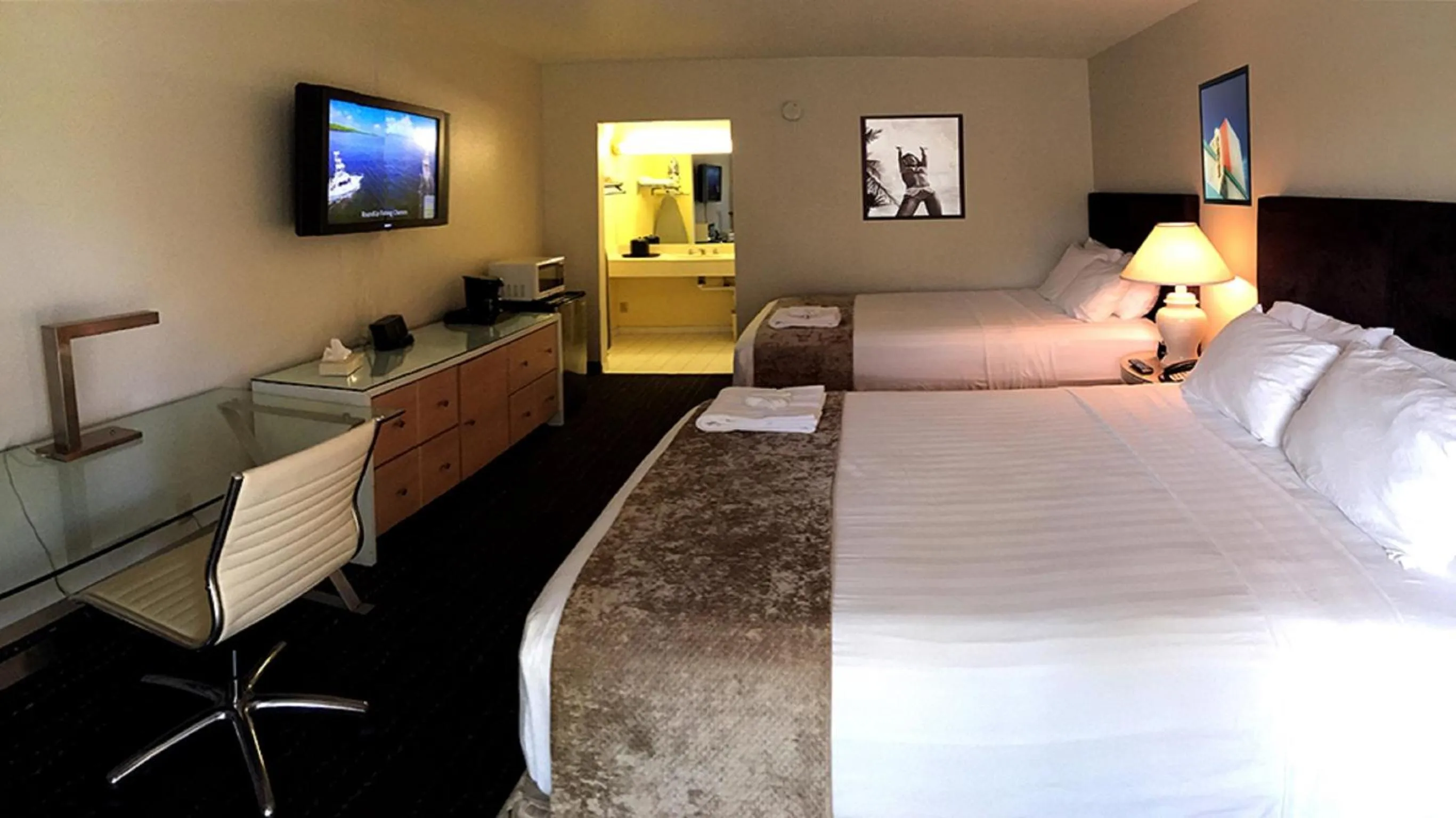 Photo of the whole room, Bed in Floridian Hotel