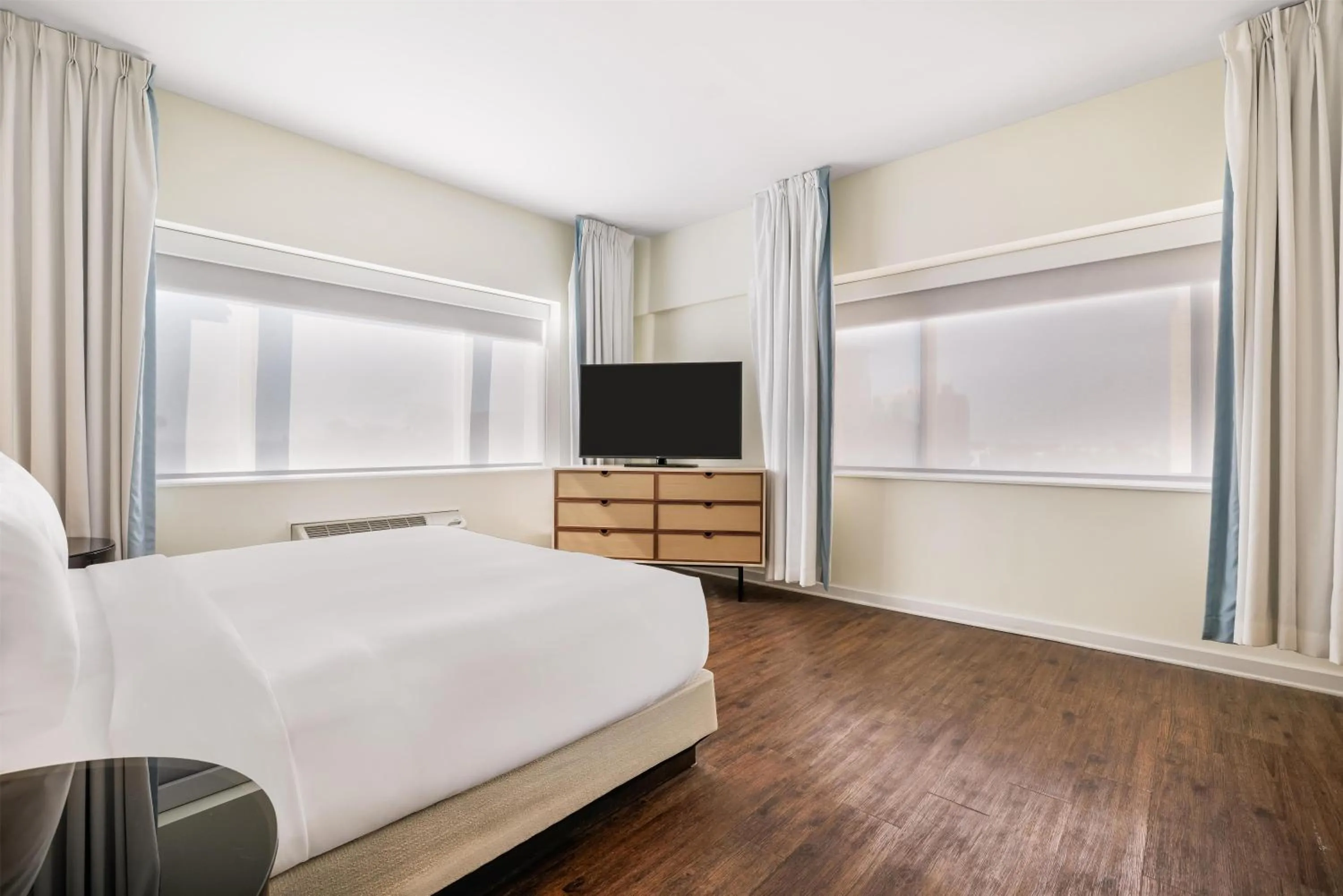 Bed in The Banyan Hotel Fort Myers, Tapestry Collection by Hilton