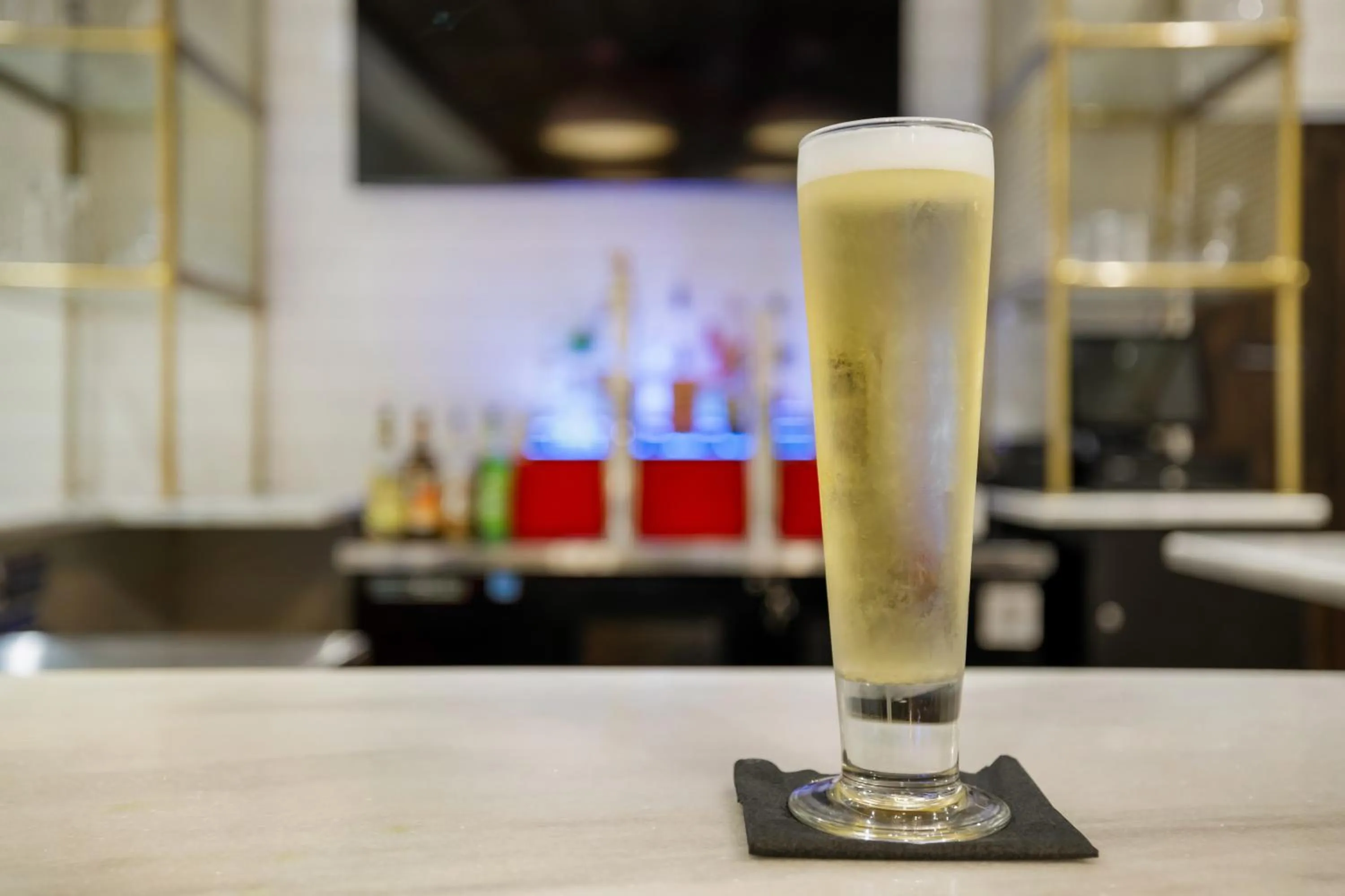 Lounge or bar in The Banyan Hotel Fort Myers, Tapestry Collection by Hilton