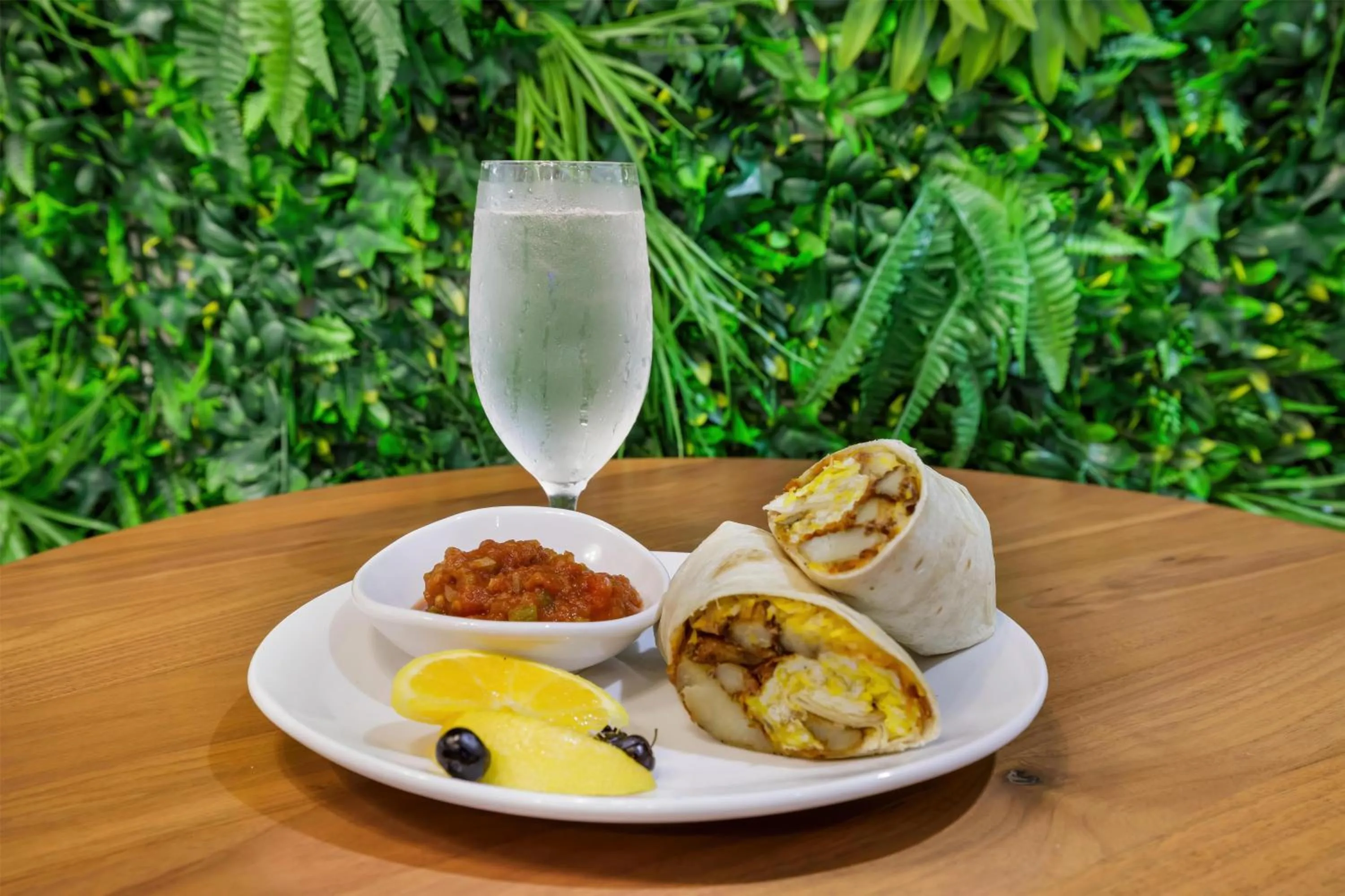 Dining area in The Banyan Hotel Fort Myers, Tapestry Collection by Hilton