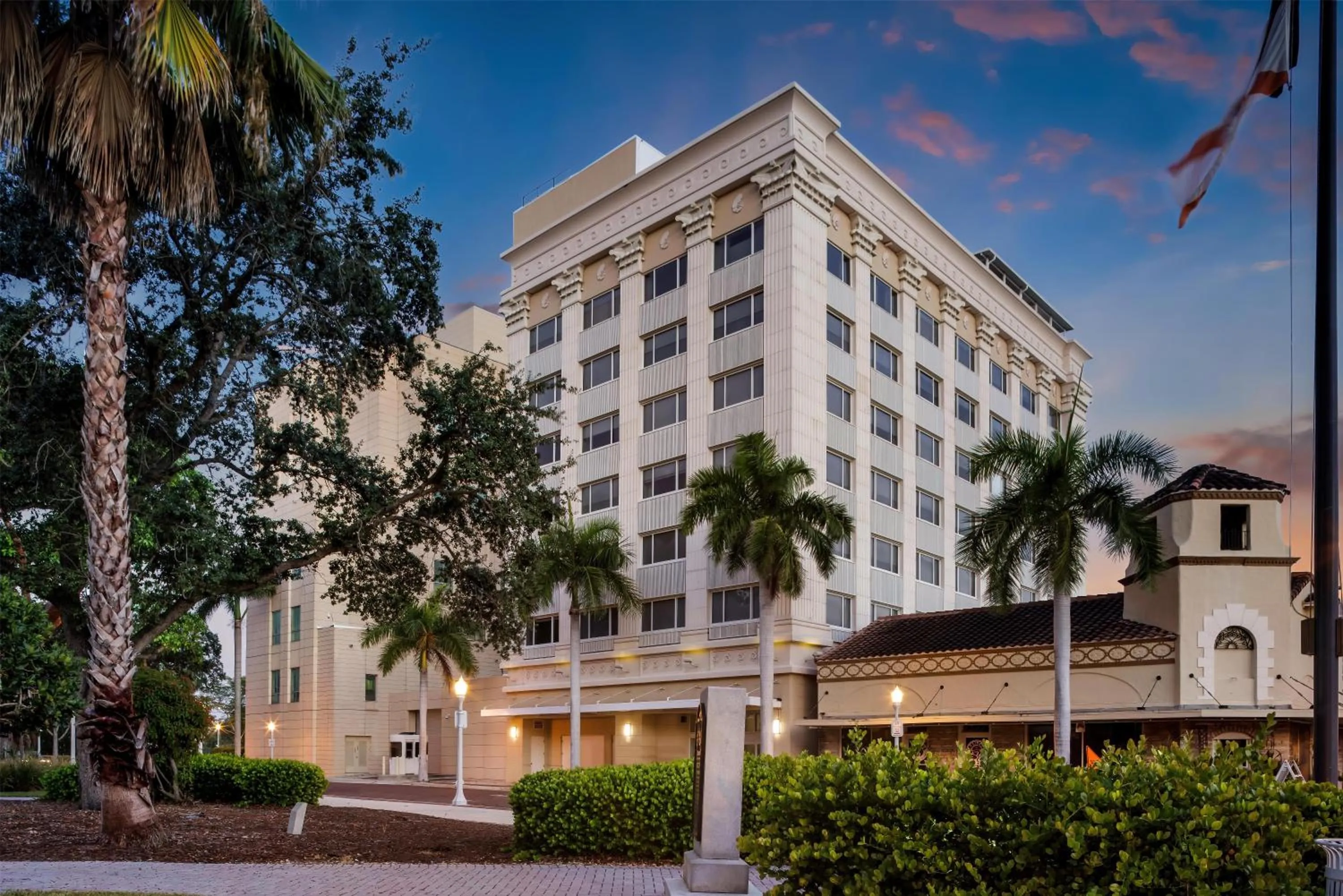 Property building in The Banyan Hotel Fort Myers, Tapestry Collection by Hilton