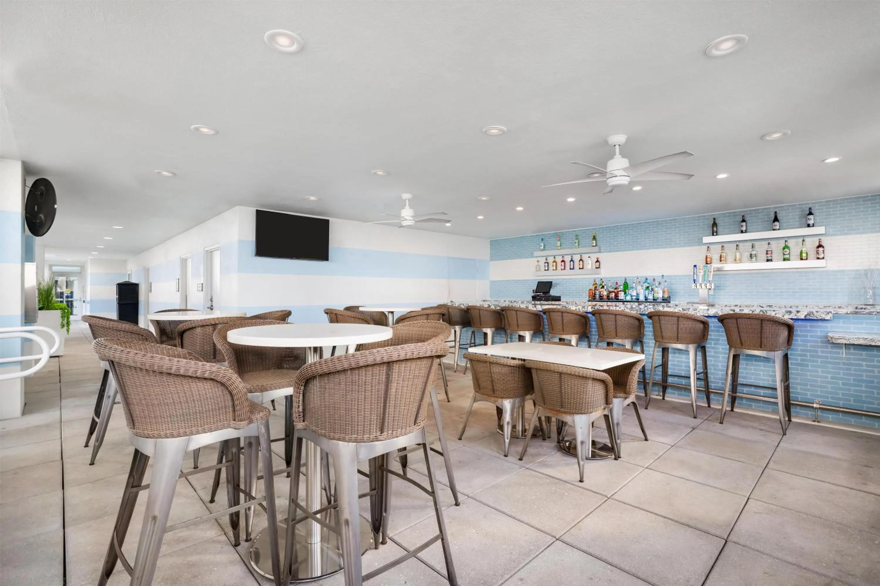 Lounge or bar in The Banyan Hotel Fort Myers, Tapestry Collection by Hilton